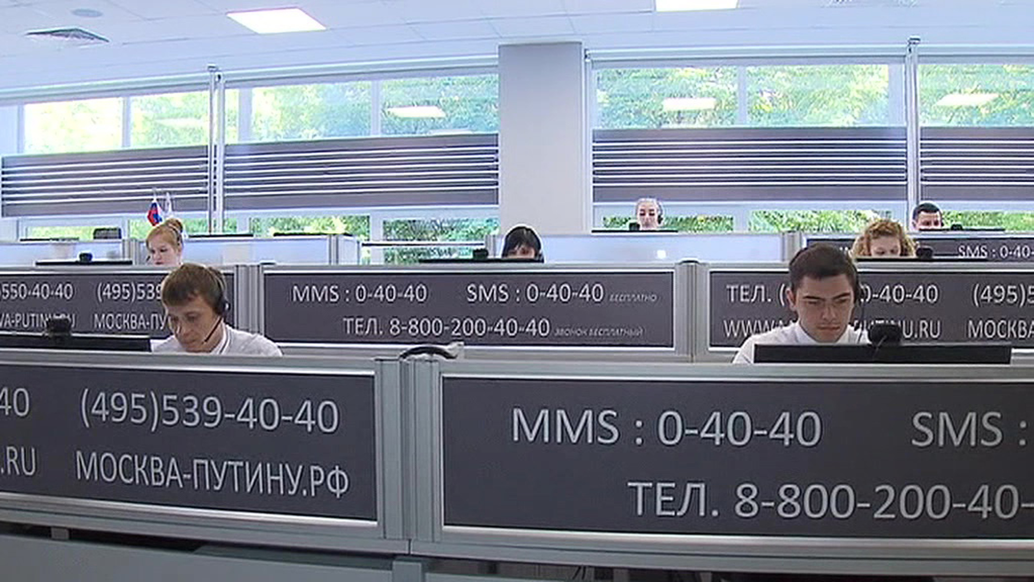 В колл-центре "Прямой линии с Владимиром Путиным" не смолкают телефоны