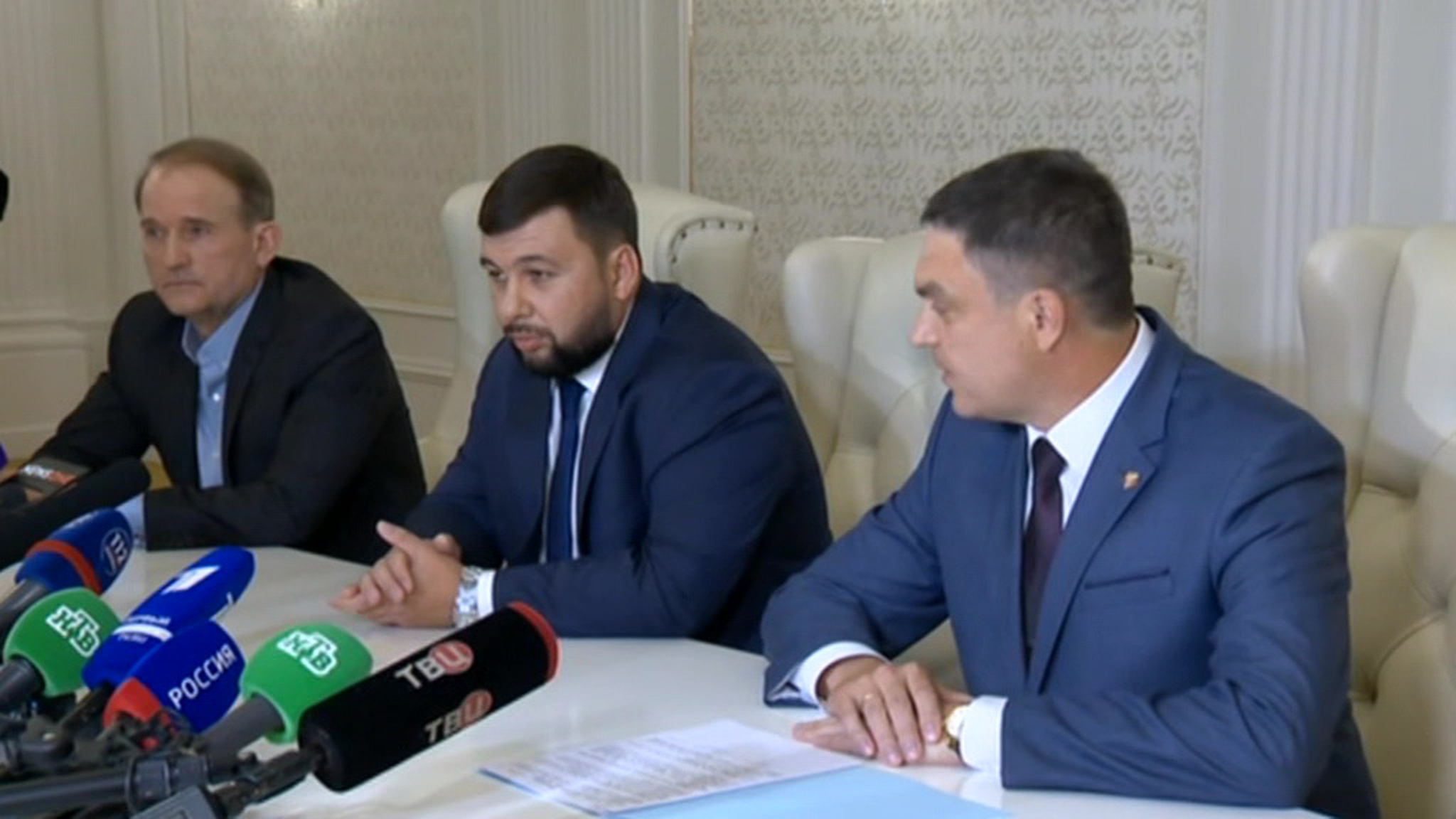 Главы республик Донбасса согласились освободить четырех пленных