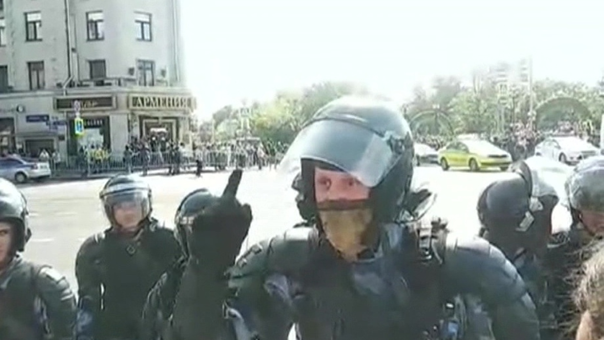 На несанкционированный митинг в Москве пришли не только москвичи