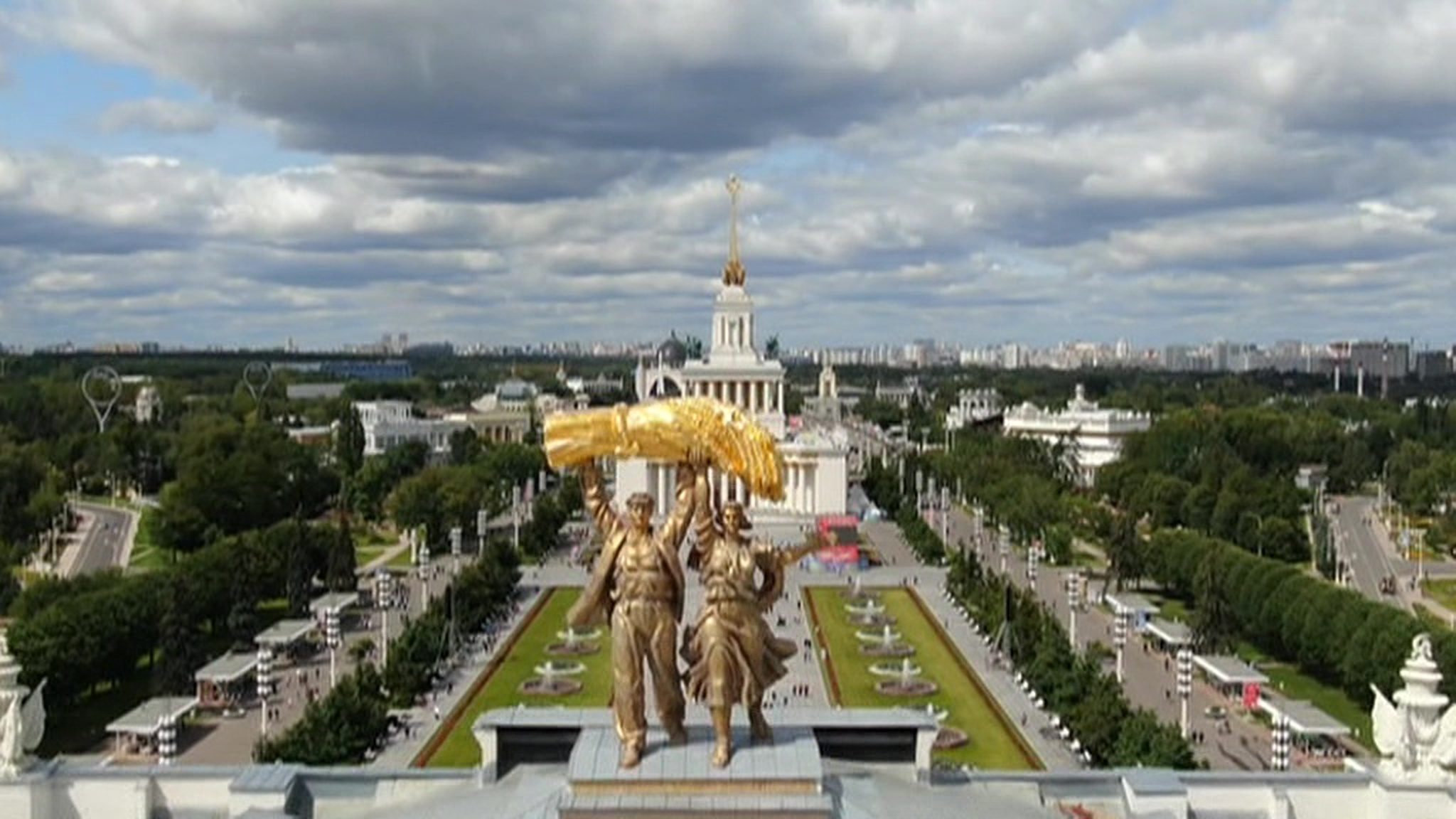 Она прекрасна и в 80: ВДНХ с размахом празднует юбилей
