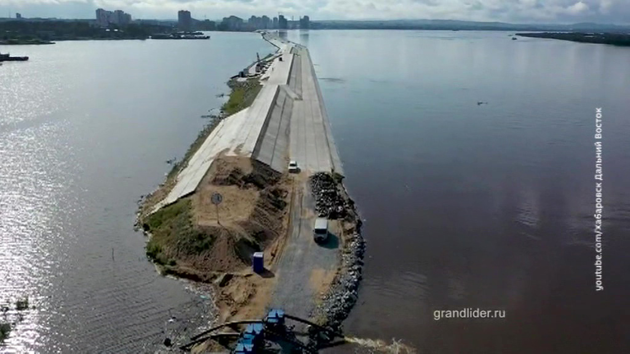 Борьба с паводком: в Хабаровске на набережной Амура устанавливают водоналивную дамбу
