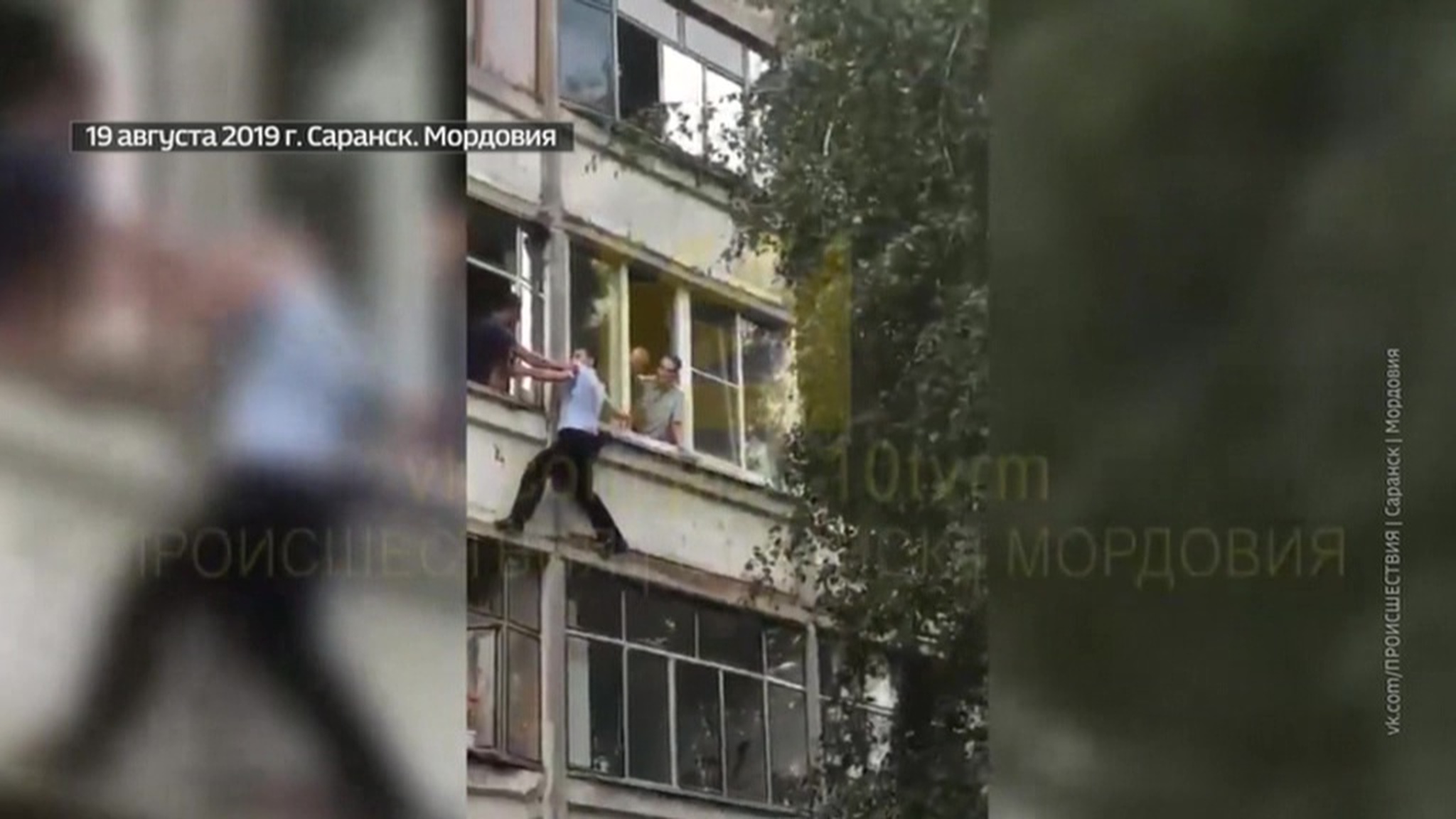 Спасение младенца от пьяного отца в Саратове: Интернет восхищен работой полицейских
