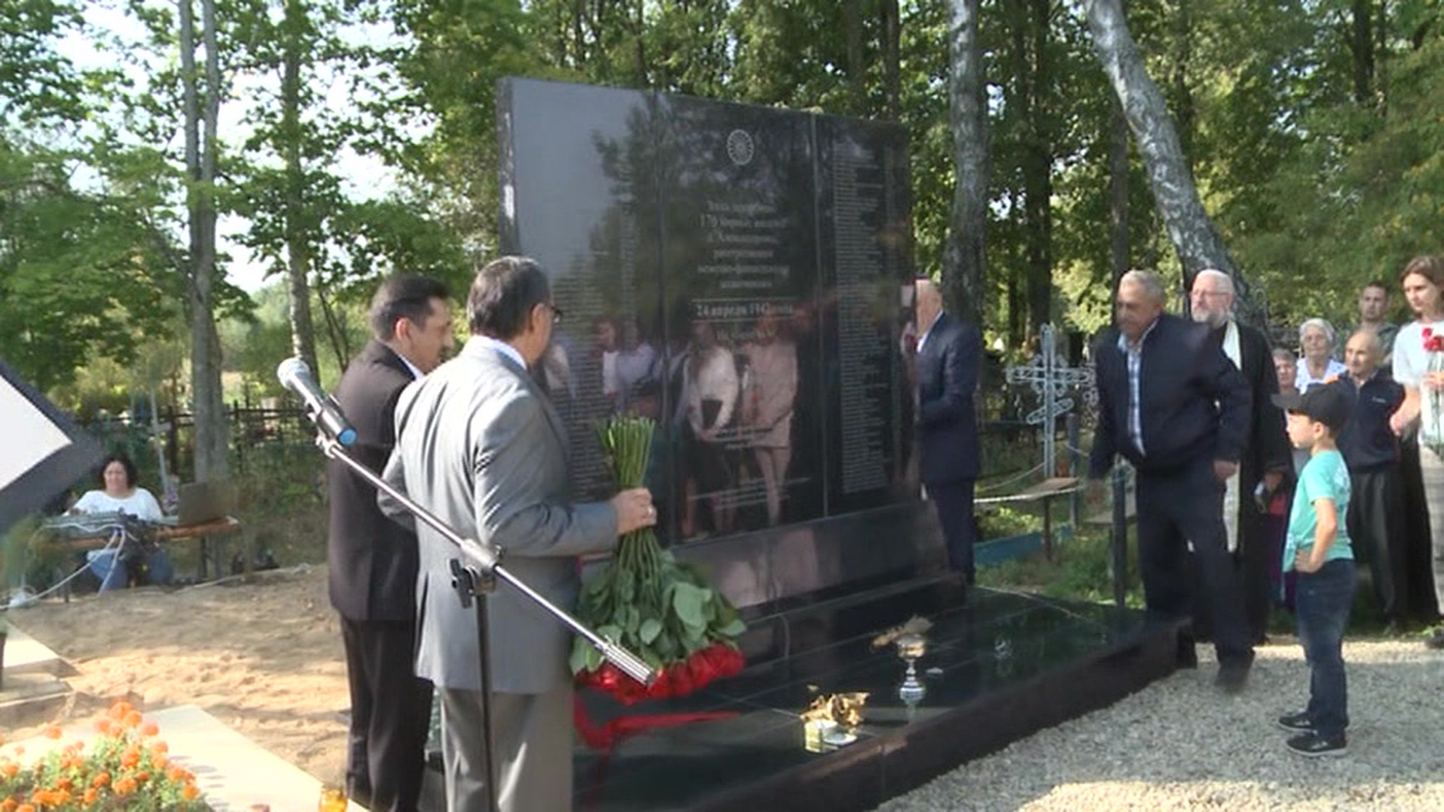 Под Смоленском открыли памятник цыганам - жертвам геноцида