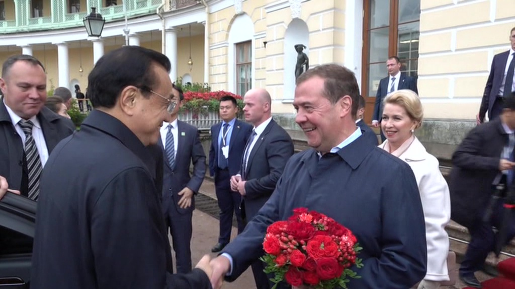 Дмитрий Медведев проведет переговоры со своим китайским коллегой Ли Кэцяном