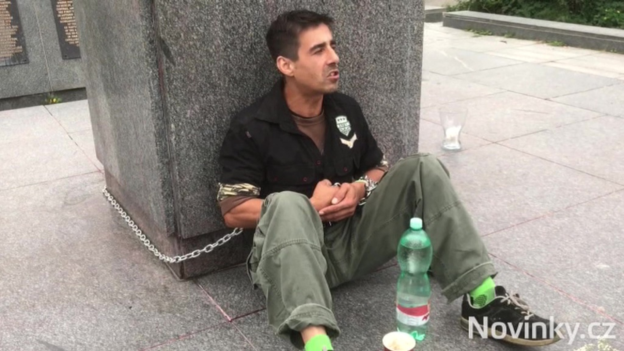 В Праге активист приковал себя цепью к пьедесталу памятника Коневу