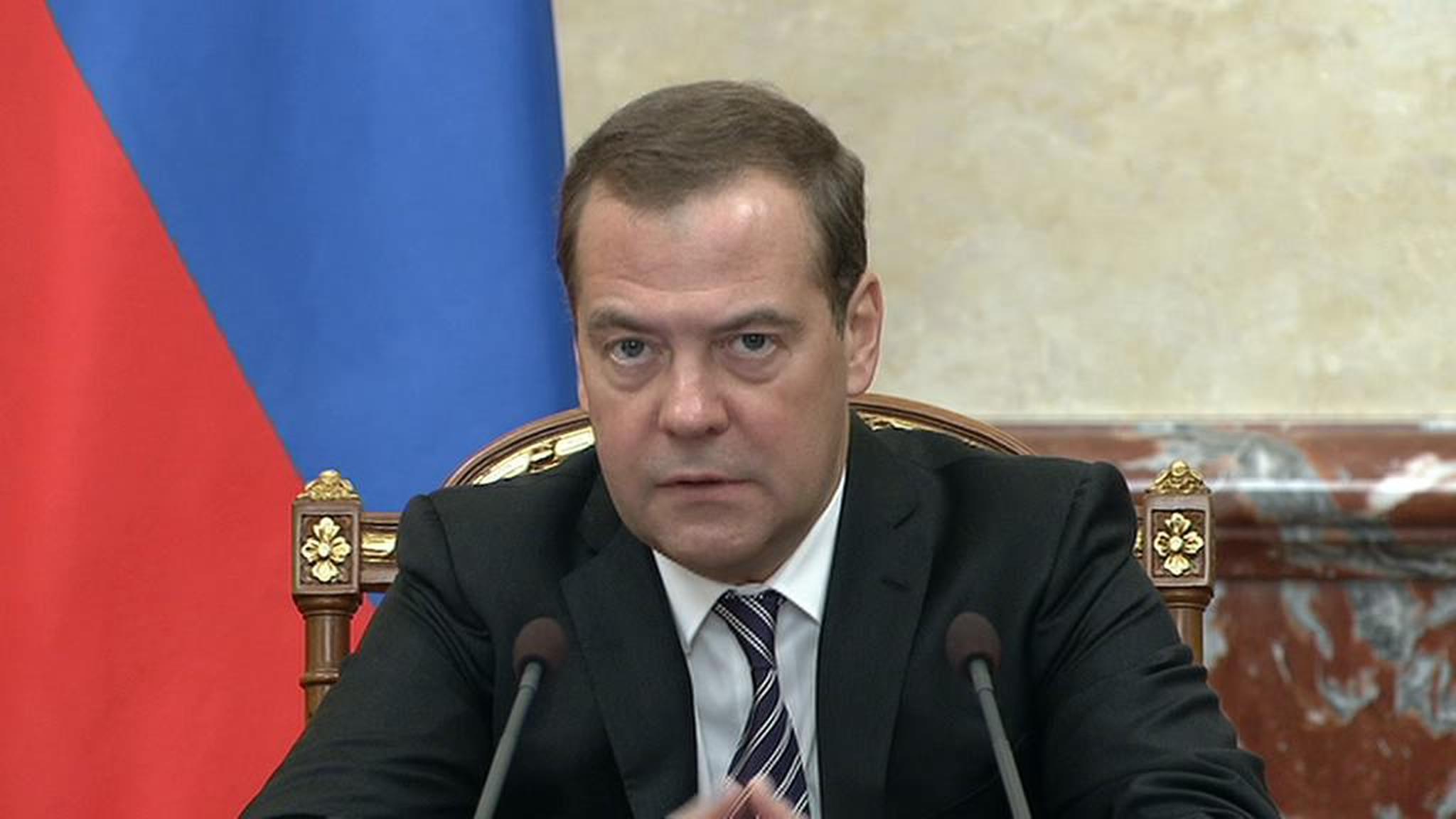 Медведев заявил о необходимости пресечь практику госзакупок у единственного поставщика