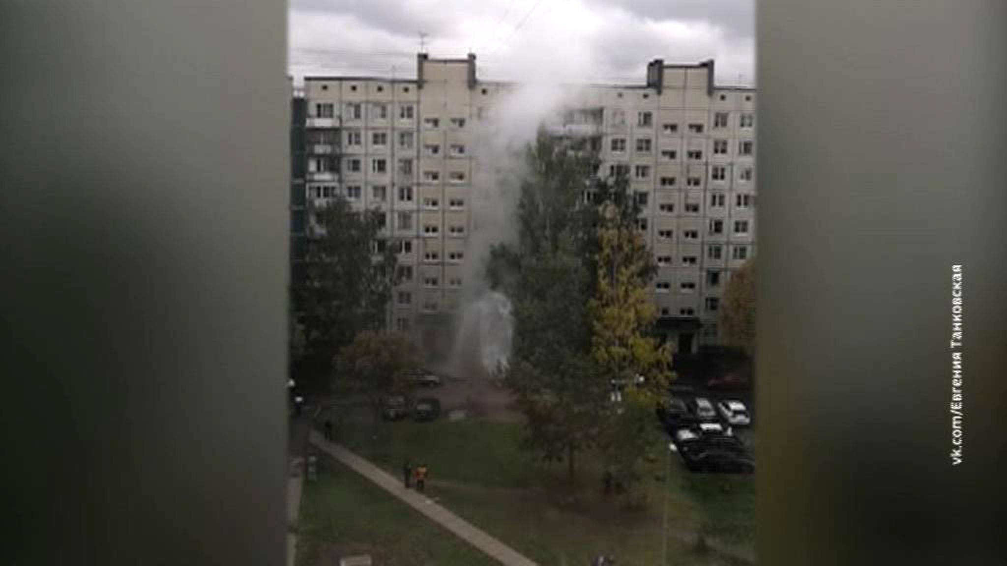 Фонтан кипятка прорвался во дворе жилого дома в Петербурге