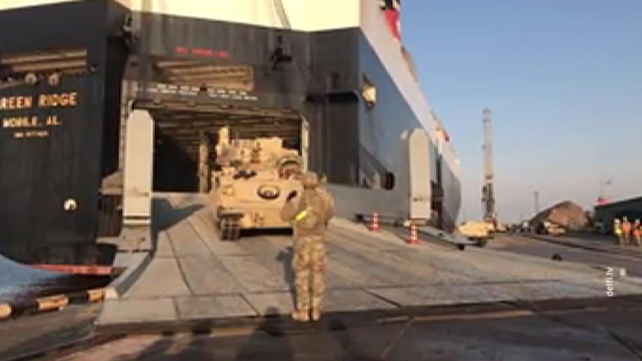 В Латвию прибывают первые военные из американского батальона