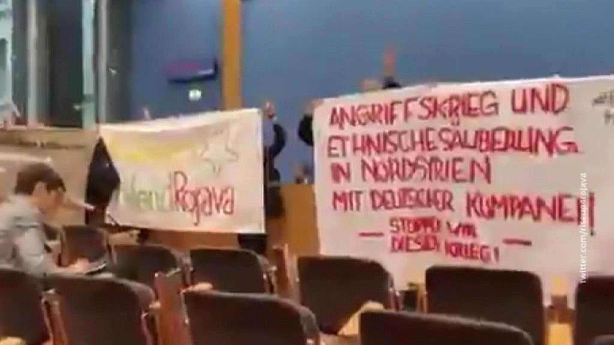 В Берлине курды ворвались на брифинг правительства ФРГ
