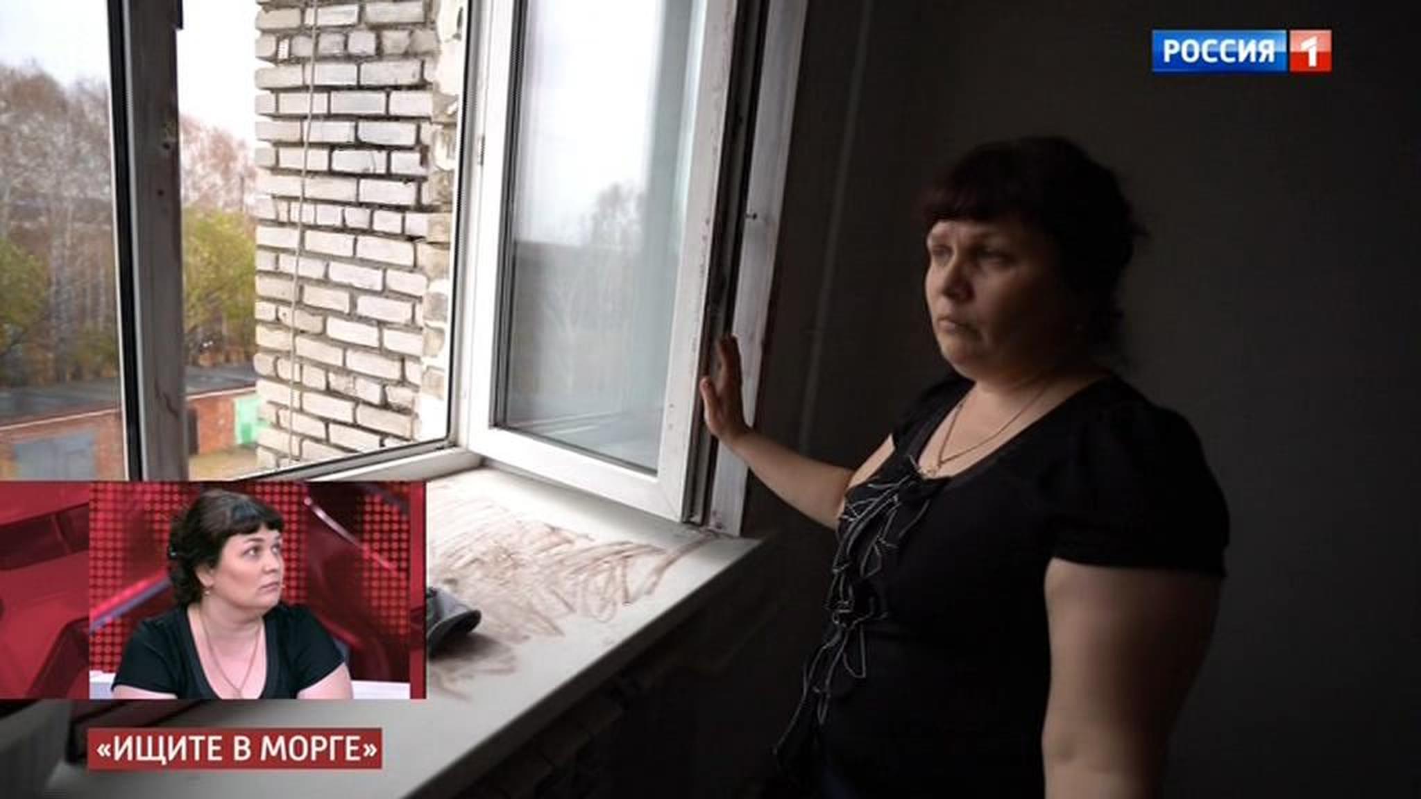 Сестра погибшей показывает место трагедии