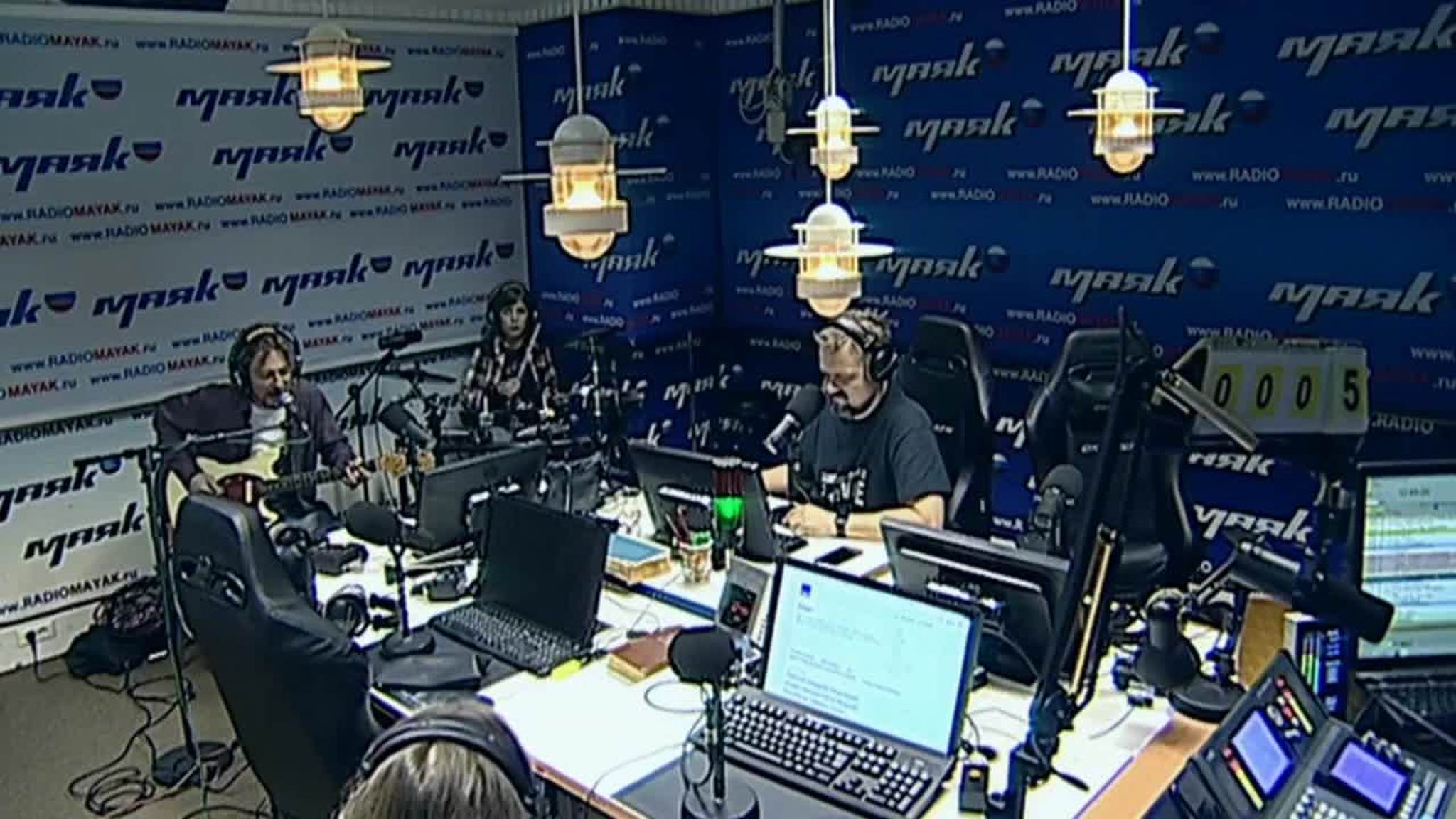 В рабочий полдень. Живой концерт группы "Банда Лучшие Друзья"