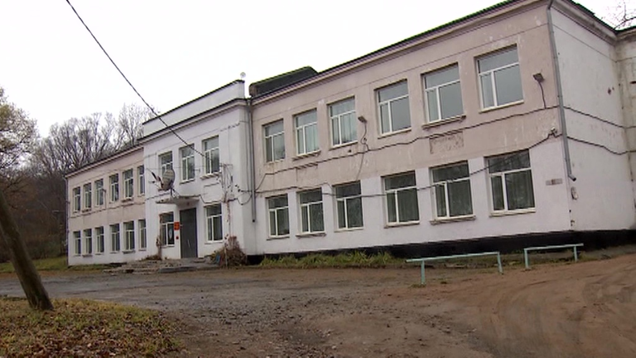 Сырость и плесень: в школе Владивостока дети сидят на уроках в куртках и шапках