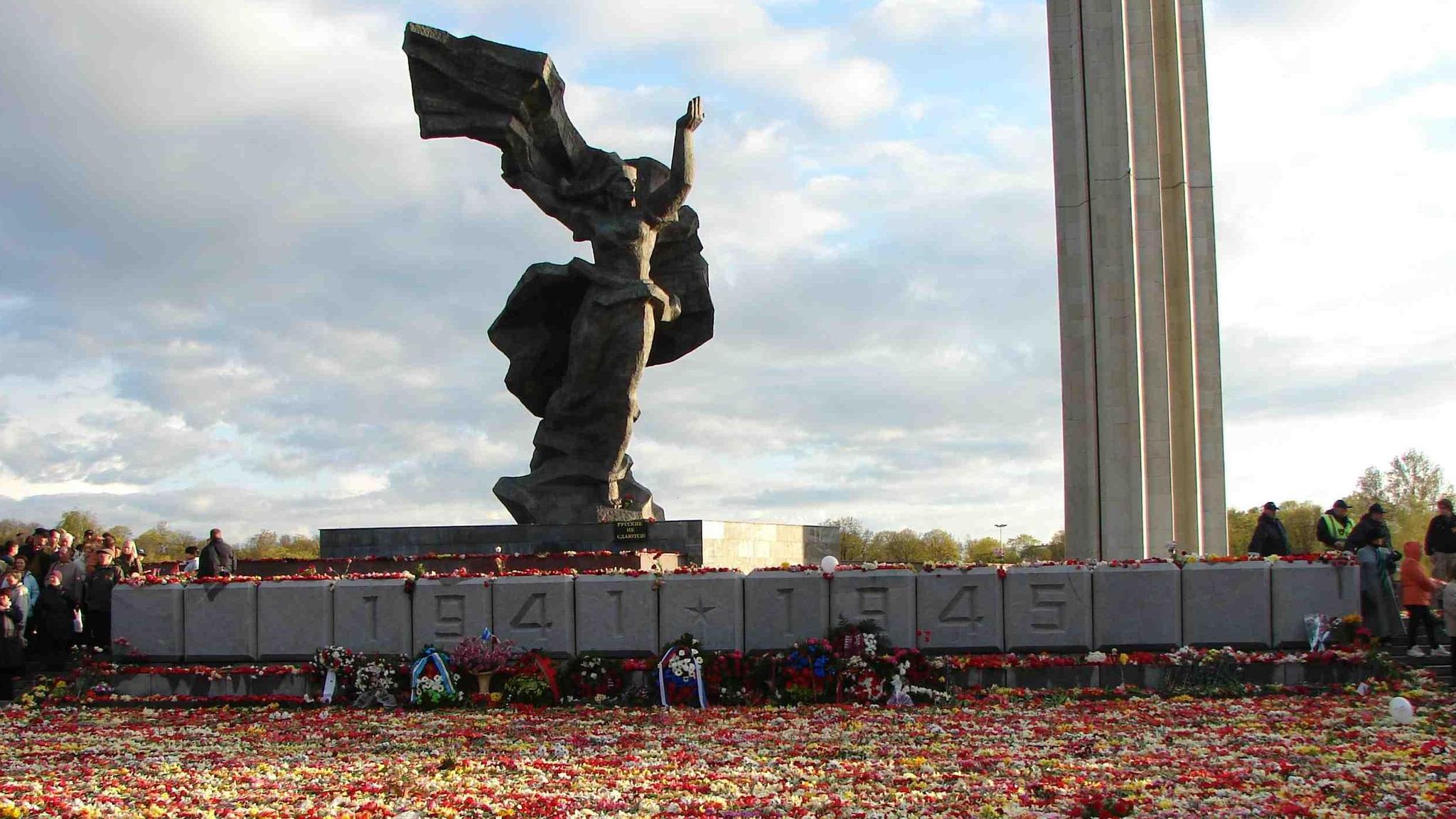 В Риге трактором убрали цветы, возложенные на 9 мая к памятнику Освободителям