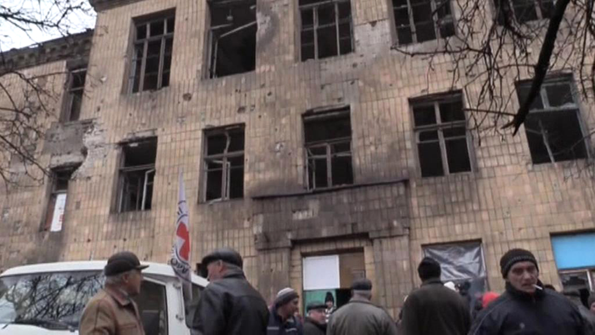 Жизнь под обстрелом: в Донбассе надеются, что Украина прекратит войну