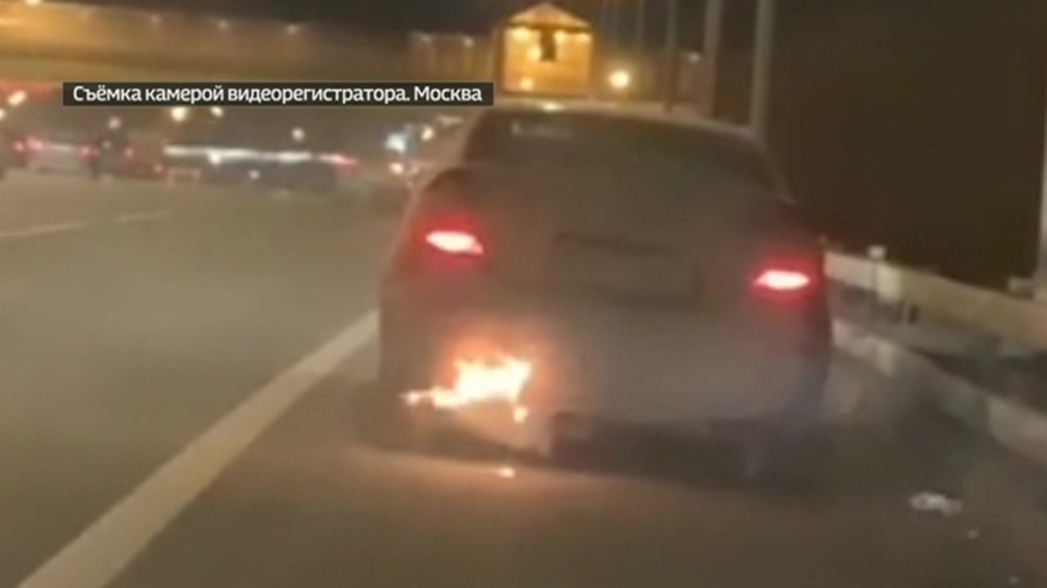 На МКАД нетрезвая женщина в горящей машине едва не устроила массовую аварию