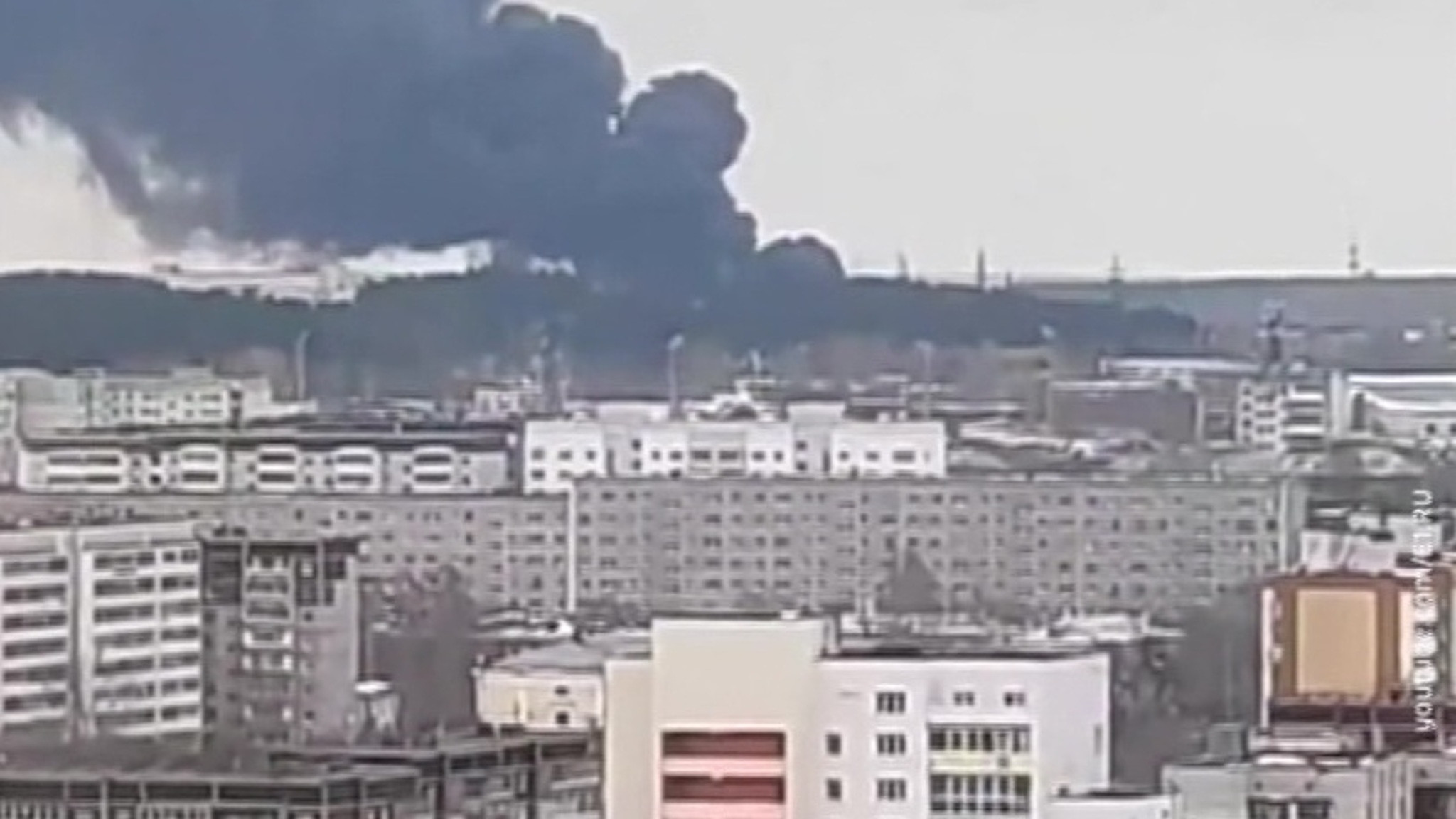 Крупный пожар тушат в Екатеринбурге