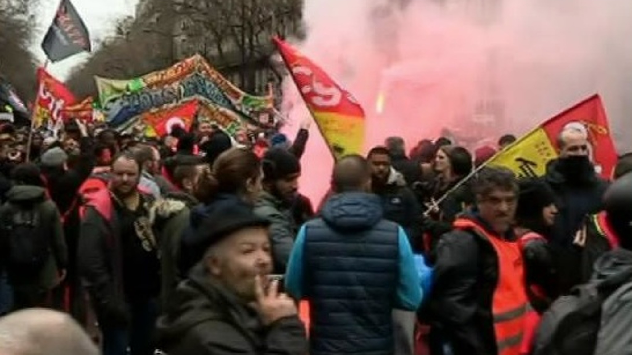 В Париже, Марселе и других французских городах проходят массовые акции