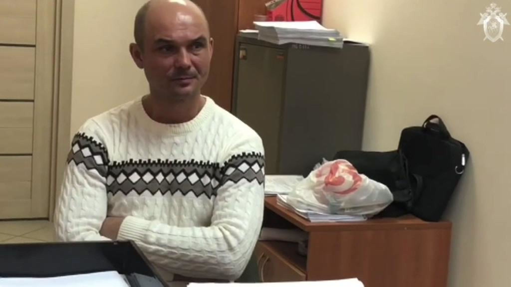 Опубликовано видео допроса мужчины, который бросил своих детей в Шереметьеве