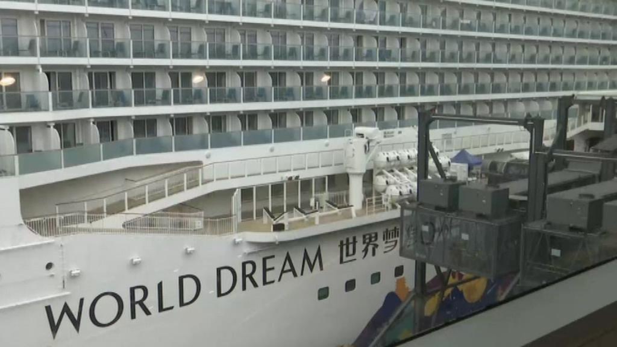 Пассажирам и экипажу круизного лайнера World Dream разрешат покинуть судно
