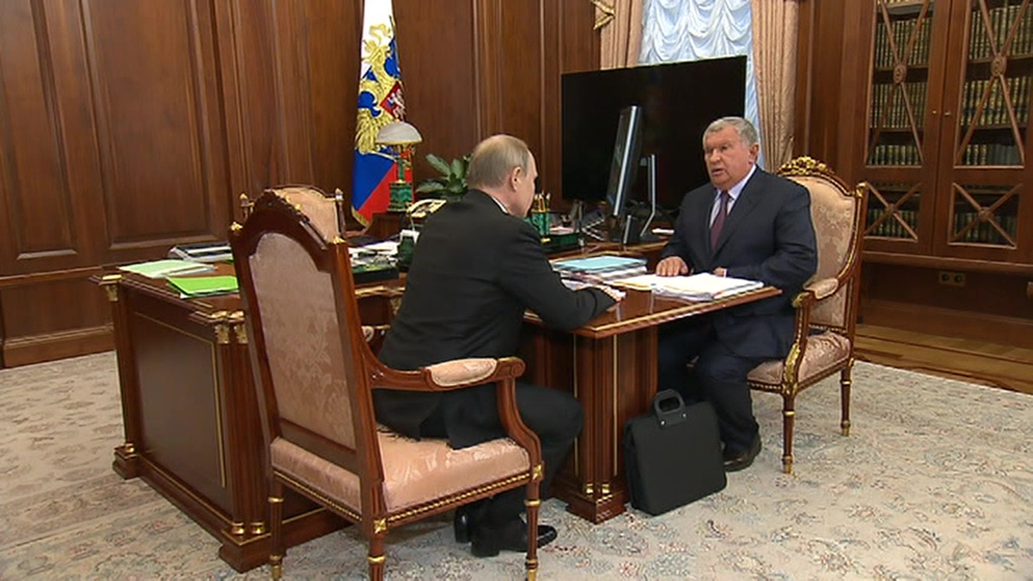 Глава "Роснефти" Сечин рассказал Путину об итогах прошедшего года для компании