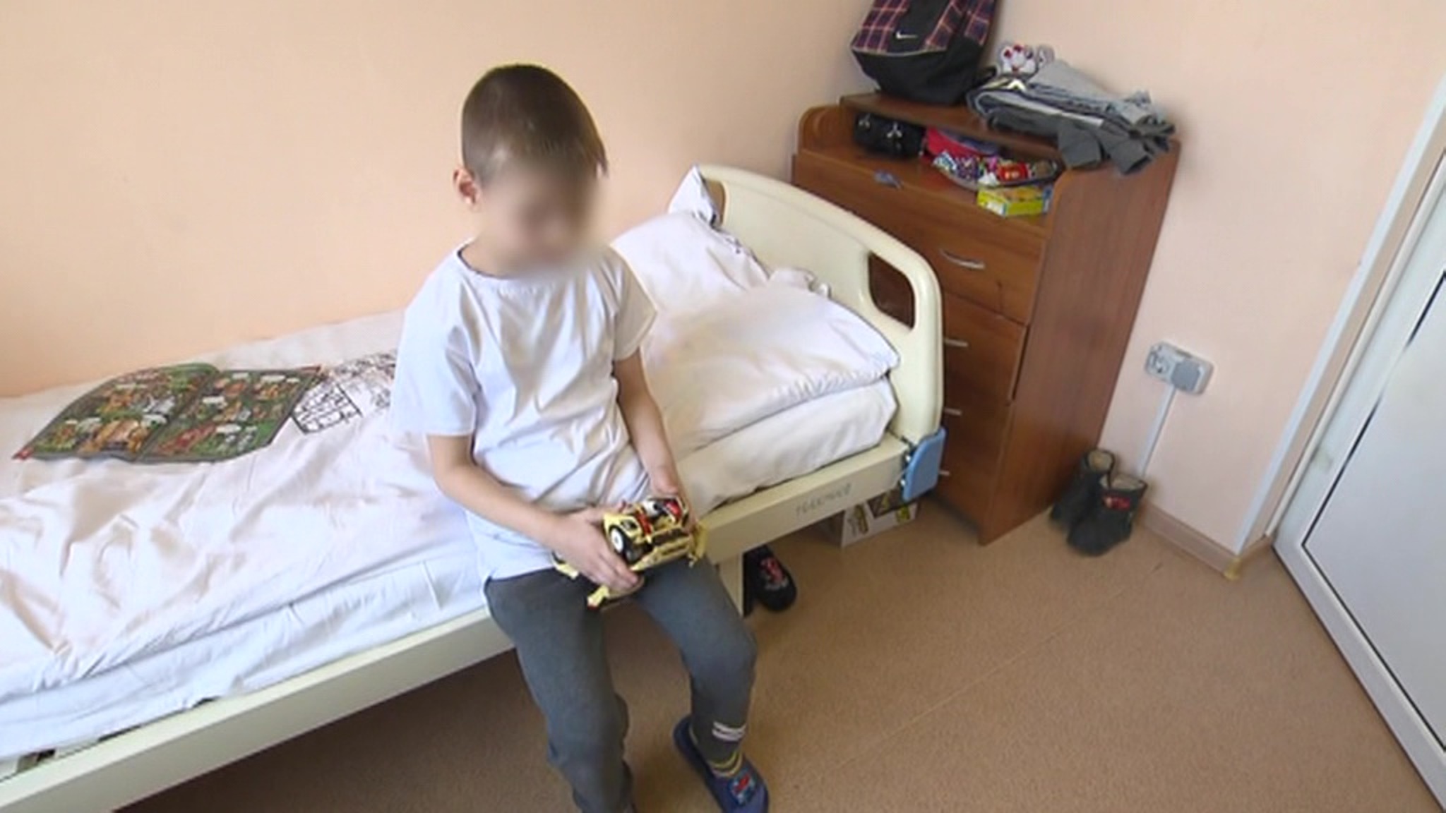 Детей, оставленных отцом в Шереметьеве, передали родной матери