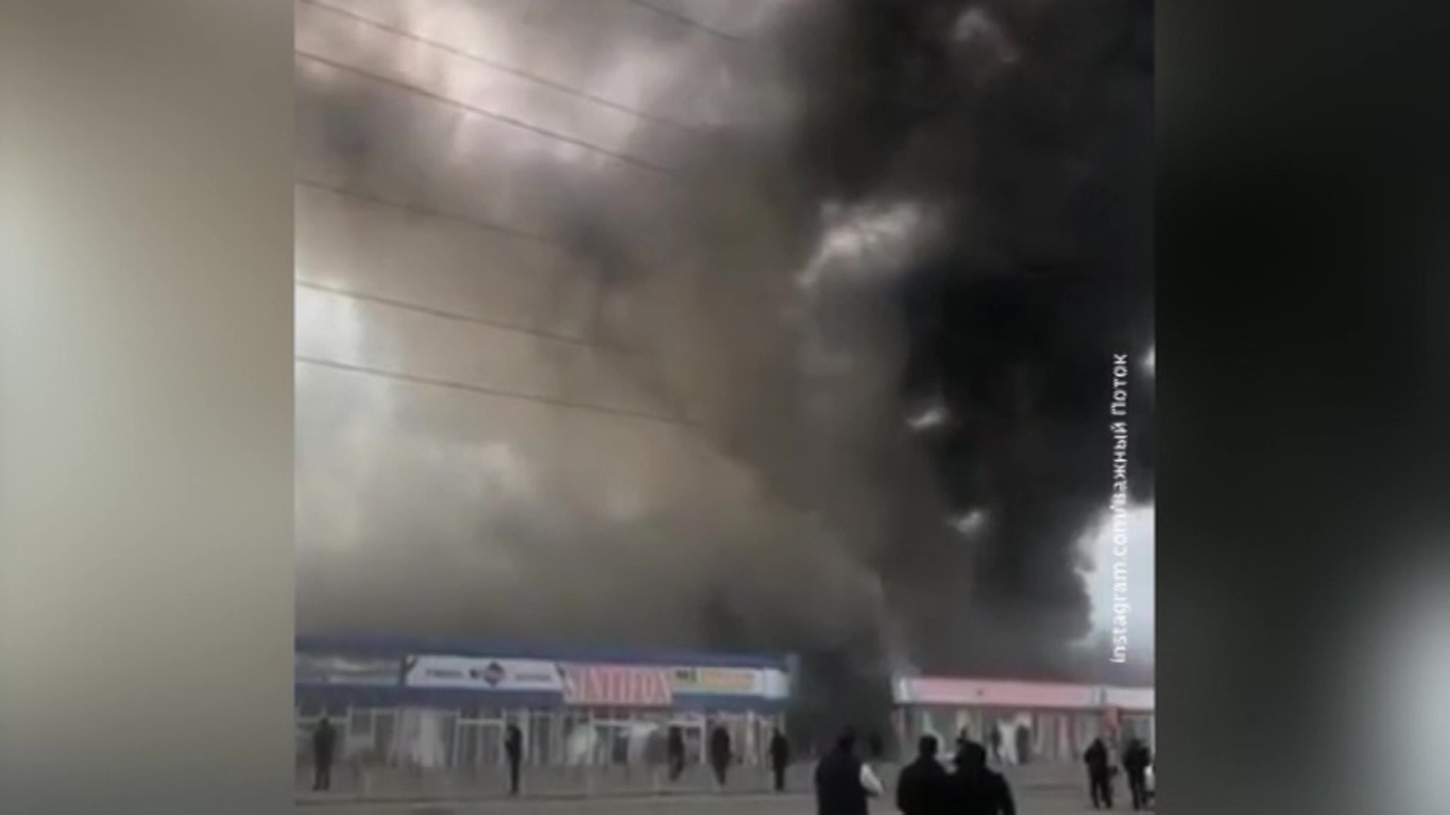 В пригороде Баку тушат пожар в торговом центре "Садарак"