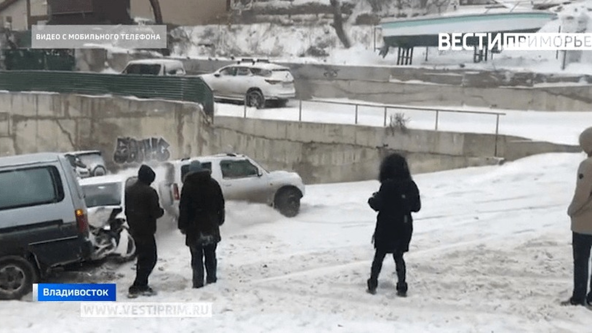 Более 80 жителей Владивостока получили травмы из-за гололеда