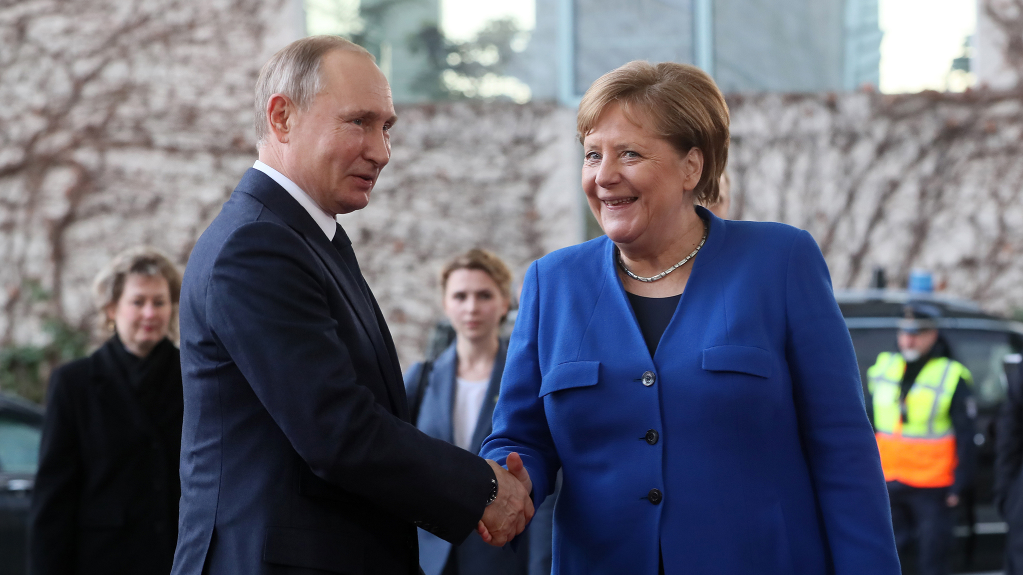 Путин и Меркель довольны завершением строительства "Северного потока-2"