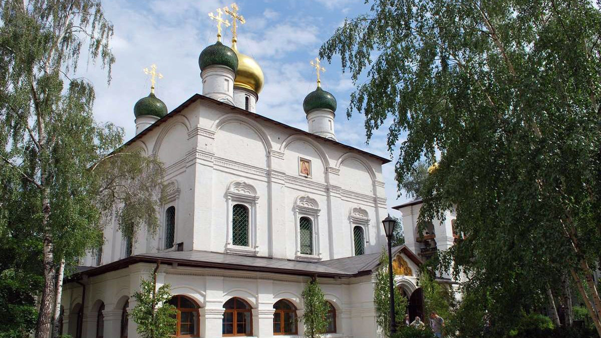 В Москве спасатели вместе со служителями Сретенского монастыря ловят лису