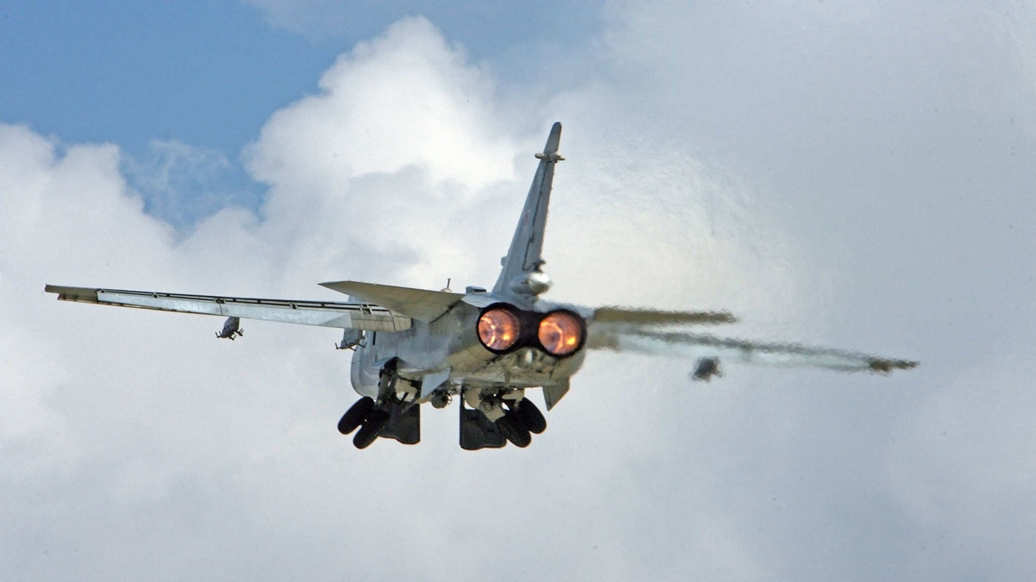 Минобороны впервые показало удар Су-24М на предельно малой высоте
