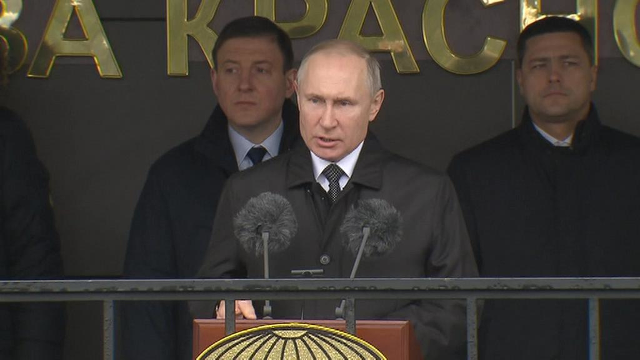 Путин провел смотр полка псковских десантников