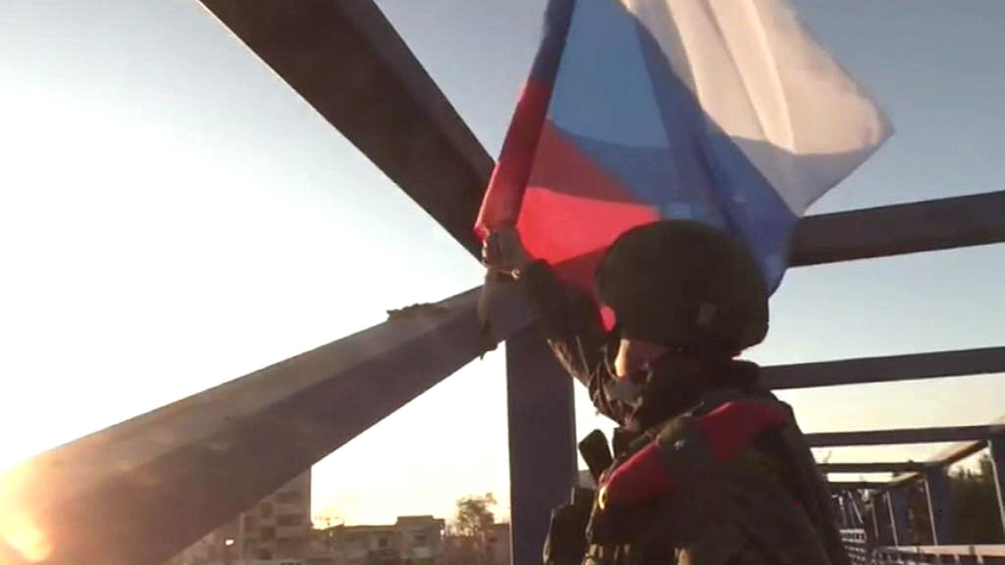Военная полиция патрулирует отбитый у боевиков Серакиб: эксклюзивные кадры