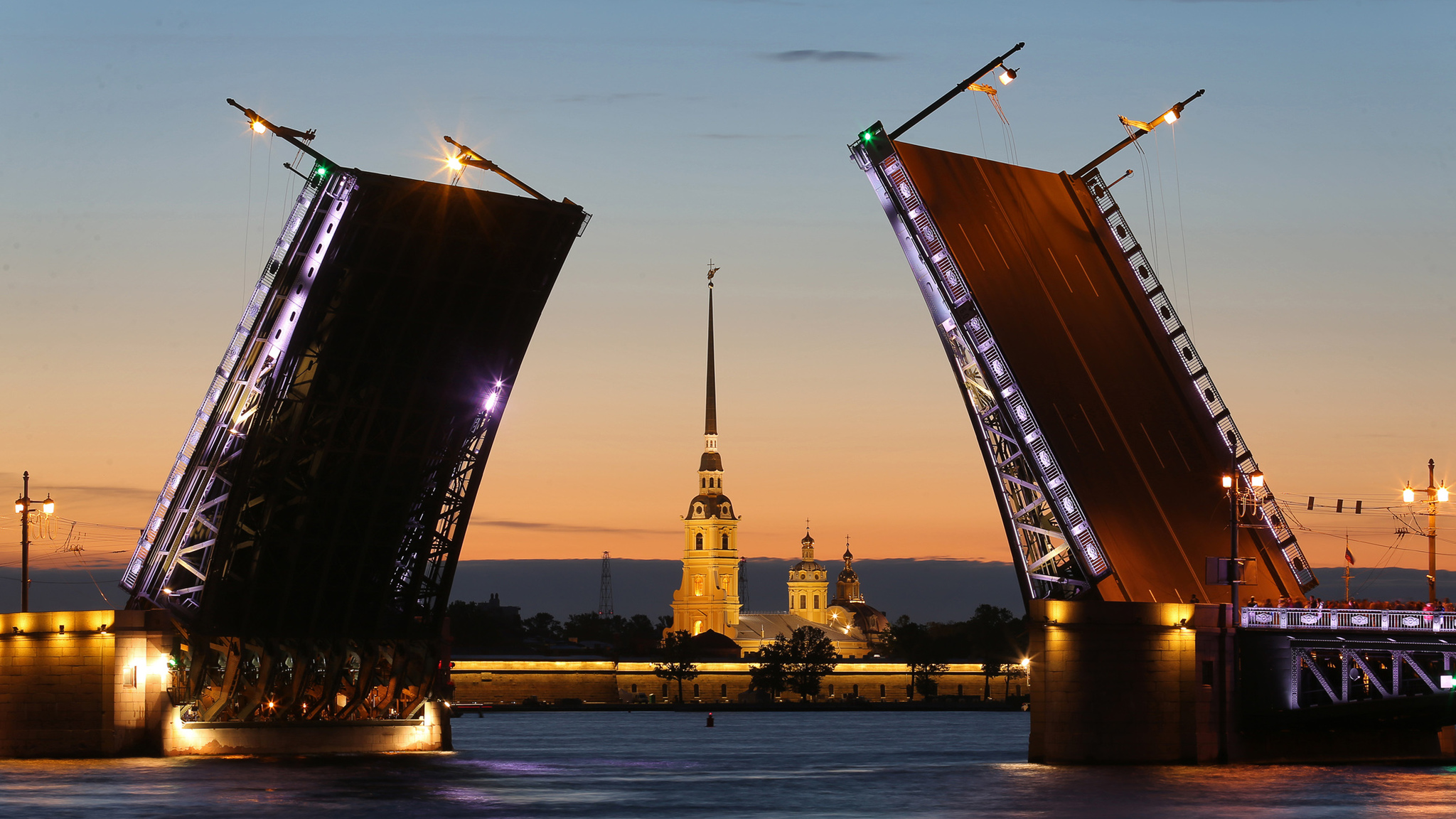 Два прогулочных теплохода столкнулись в центре Петербурга