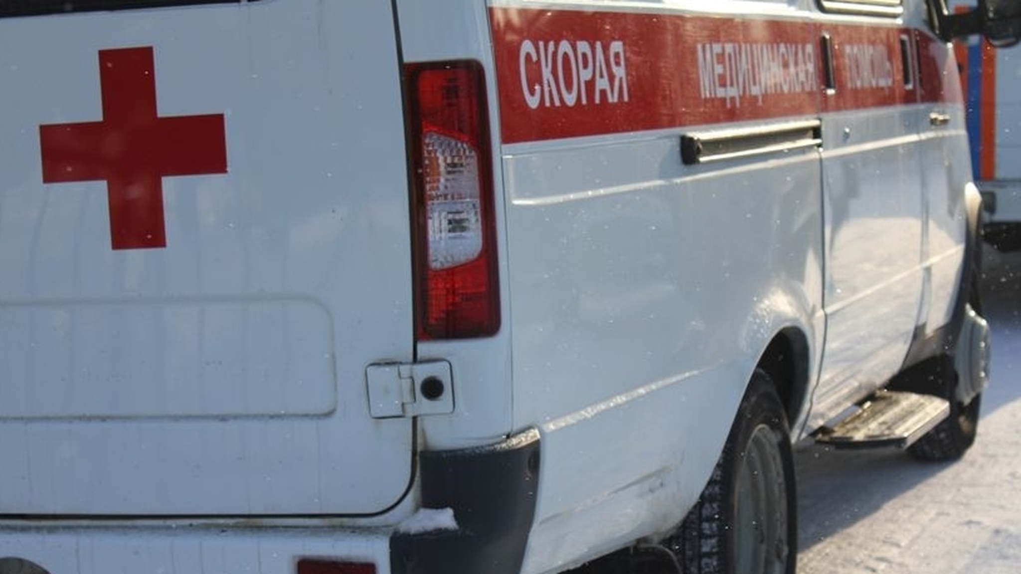 Автомобиль сбил женщину с двумя маленькими детьми в Новосибирске