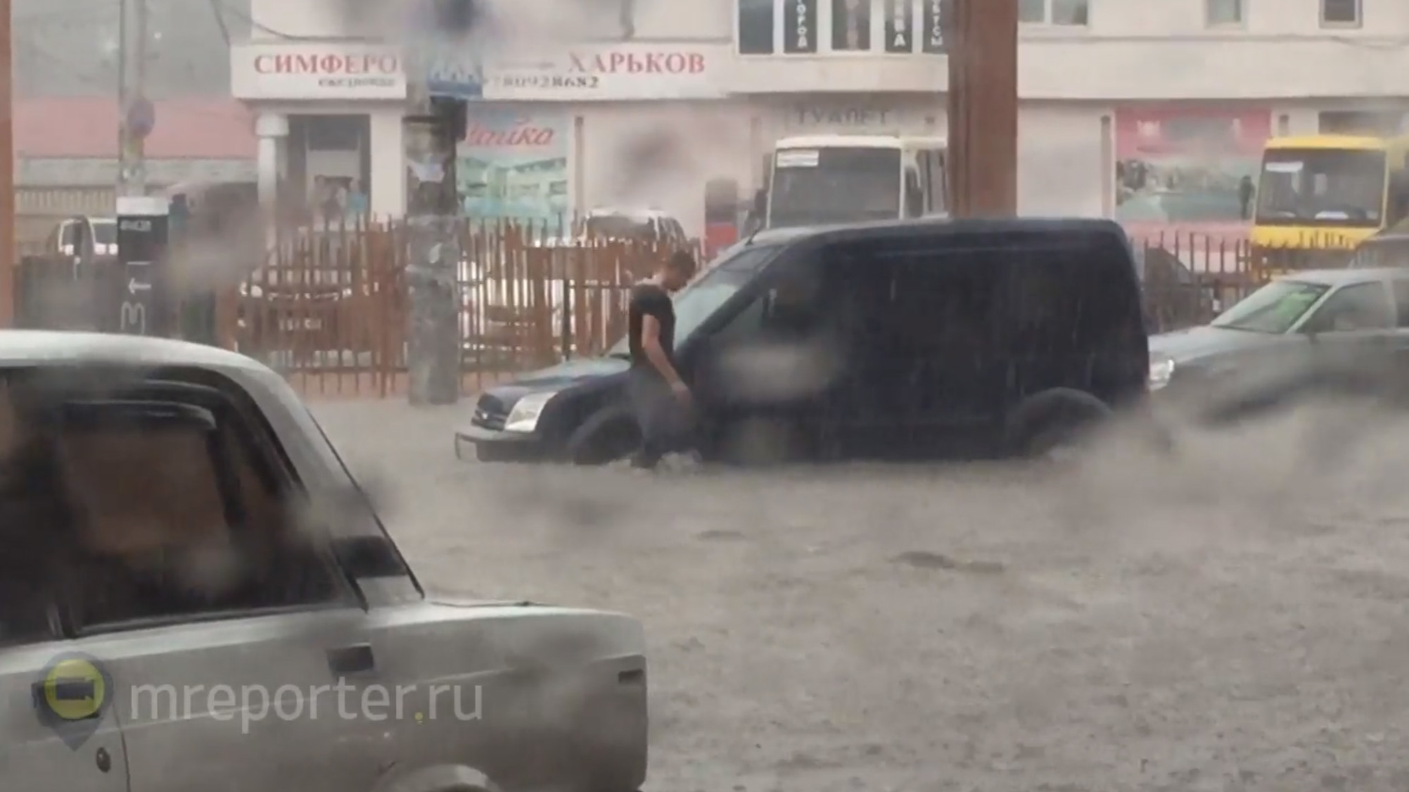 Больше месячной нормы осадков выпало в Симферополе за несколько часов