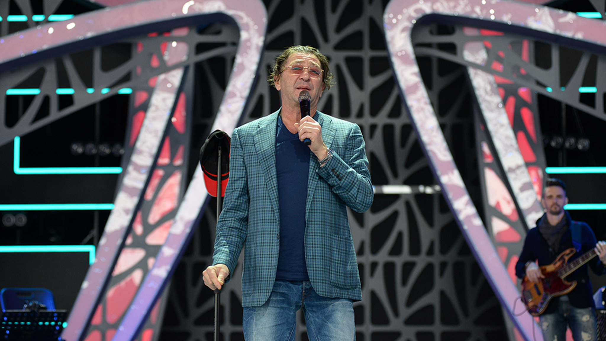 "Приболел". Григорий Лепс объяснил, почему прервал концерт в Петербурге
