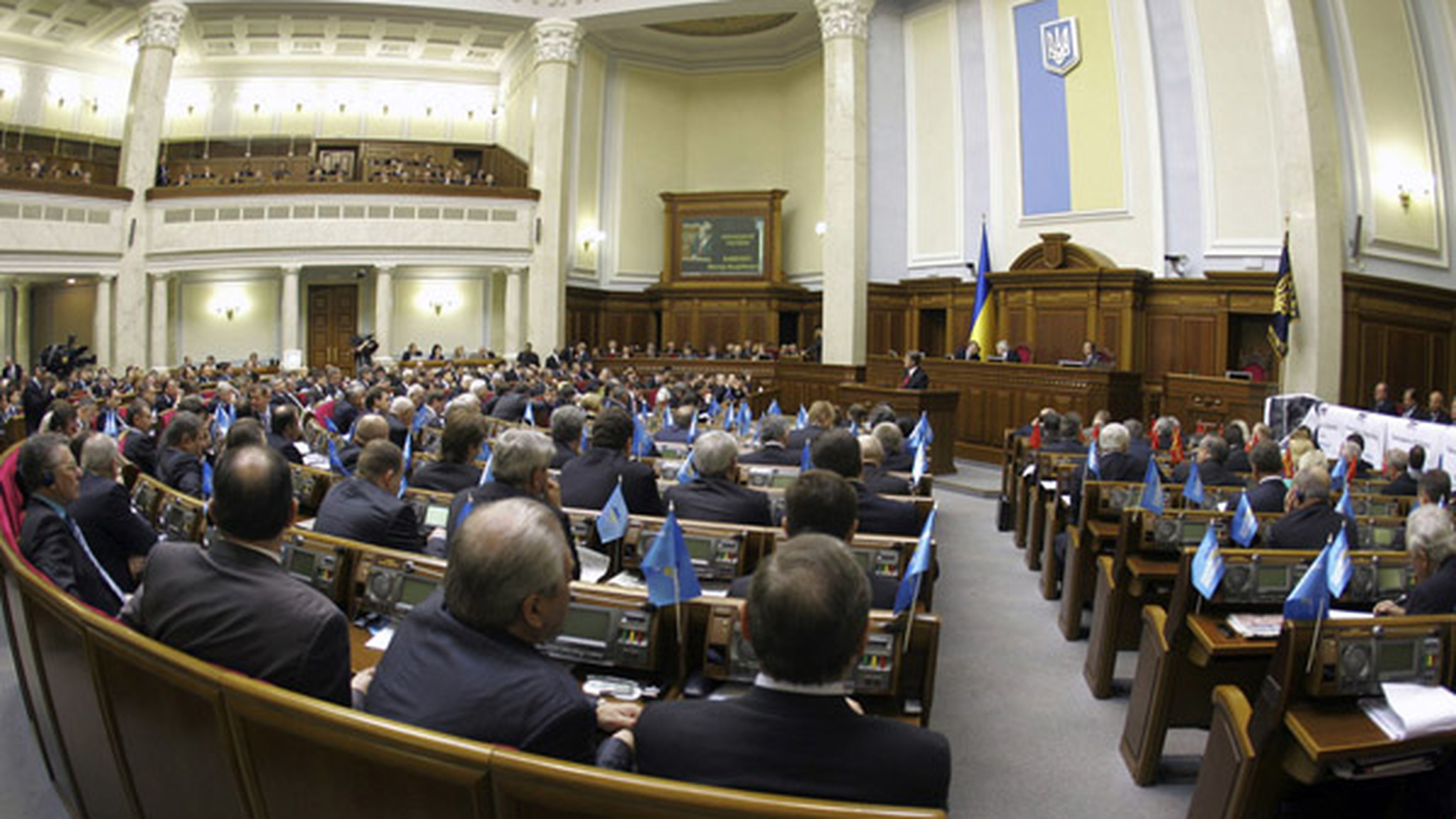 Верховная рада изменила конституцию и помогла Януковичу