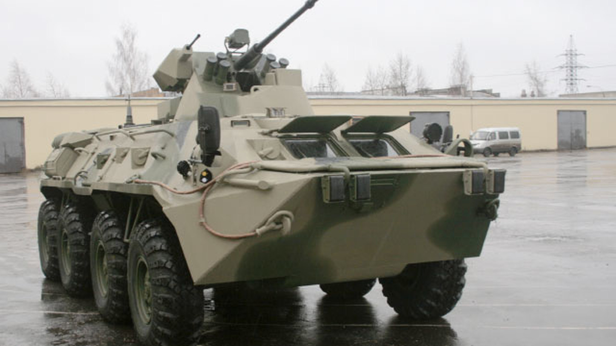 Силач из Австрии возит на веревочке бронетранспортер