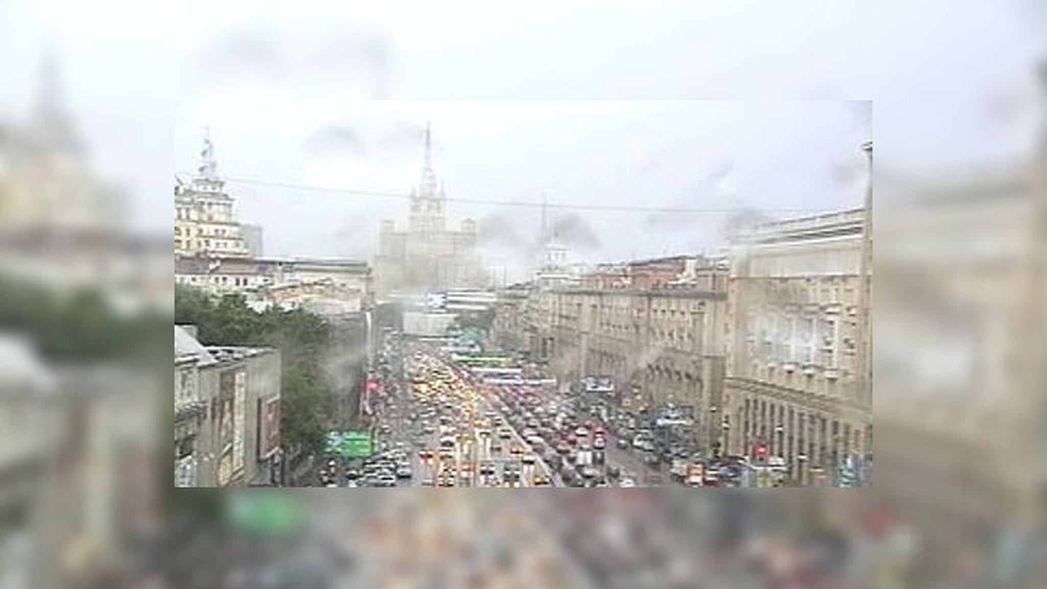 Холодный атмосферный фронт гоняет по Москве грозу и ливни