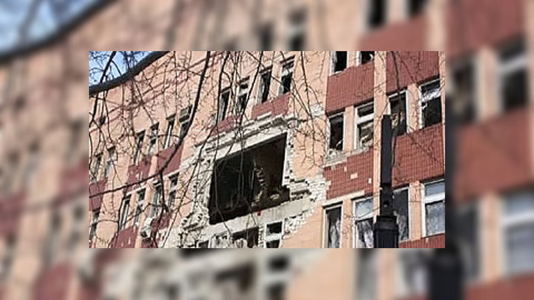 Под завалами луганской больницы остаются еще семь человек