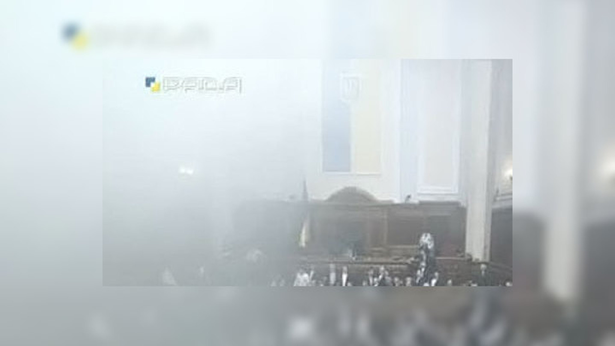 Верховная рада голосует кулаками и дымовыми шашками