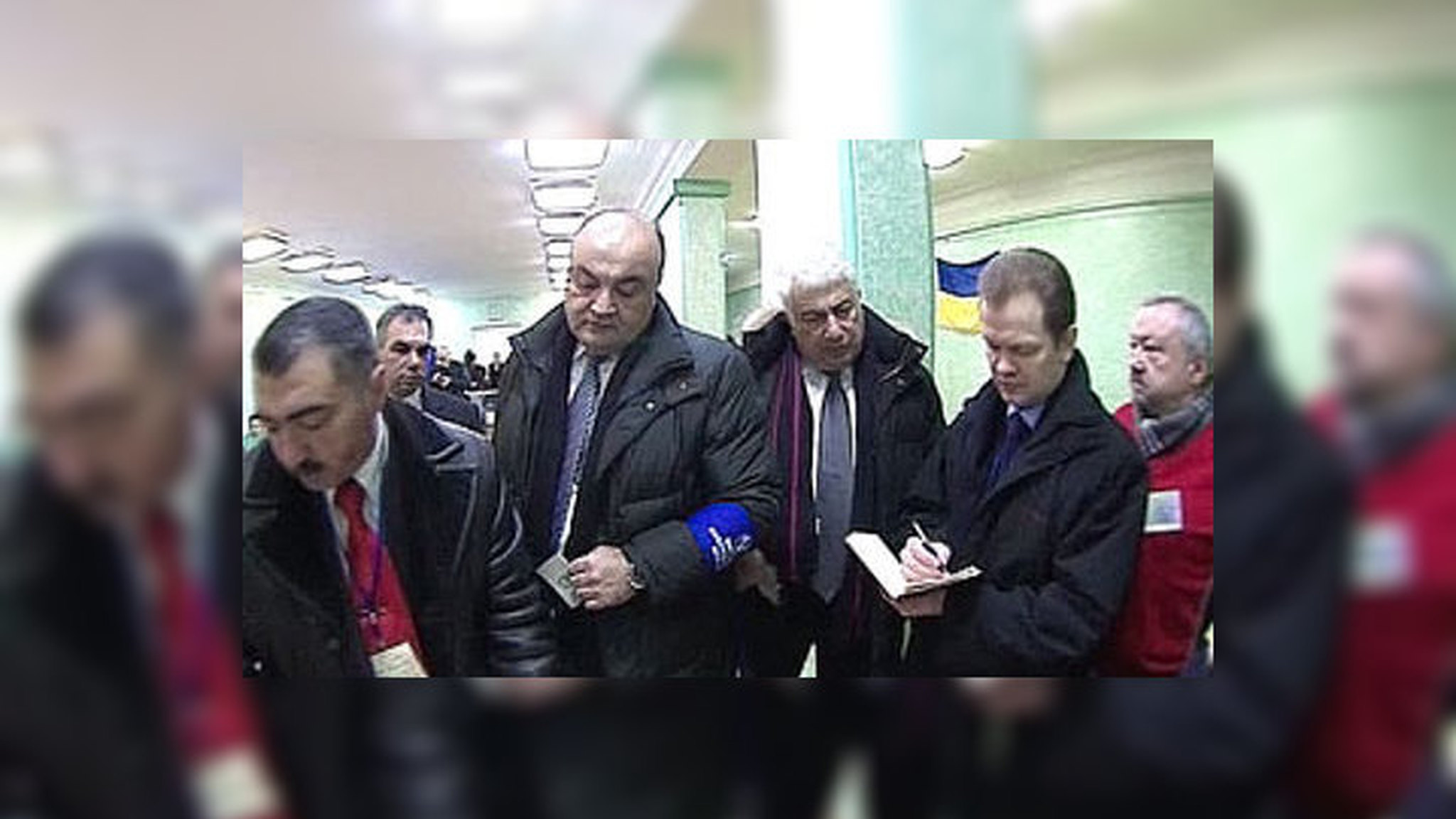 ЦИК Украины оказался в окружении митингующих