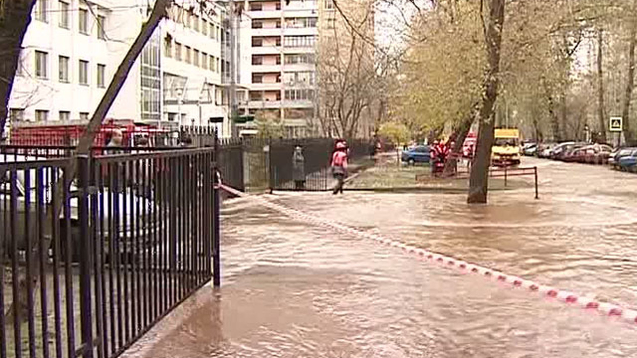 Потоки воды затопили московские улицы