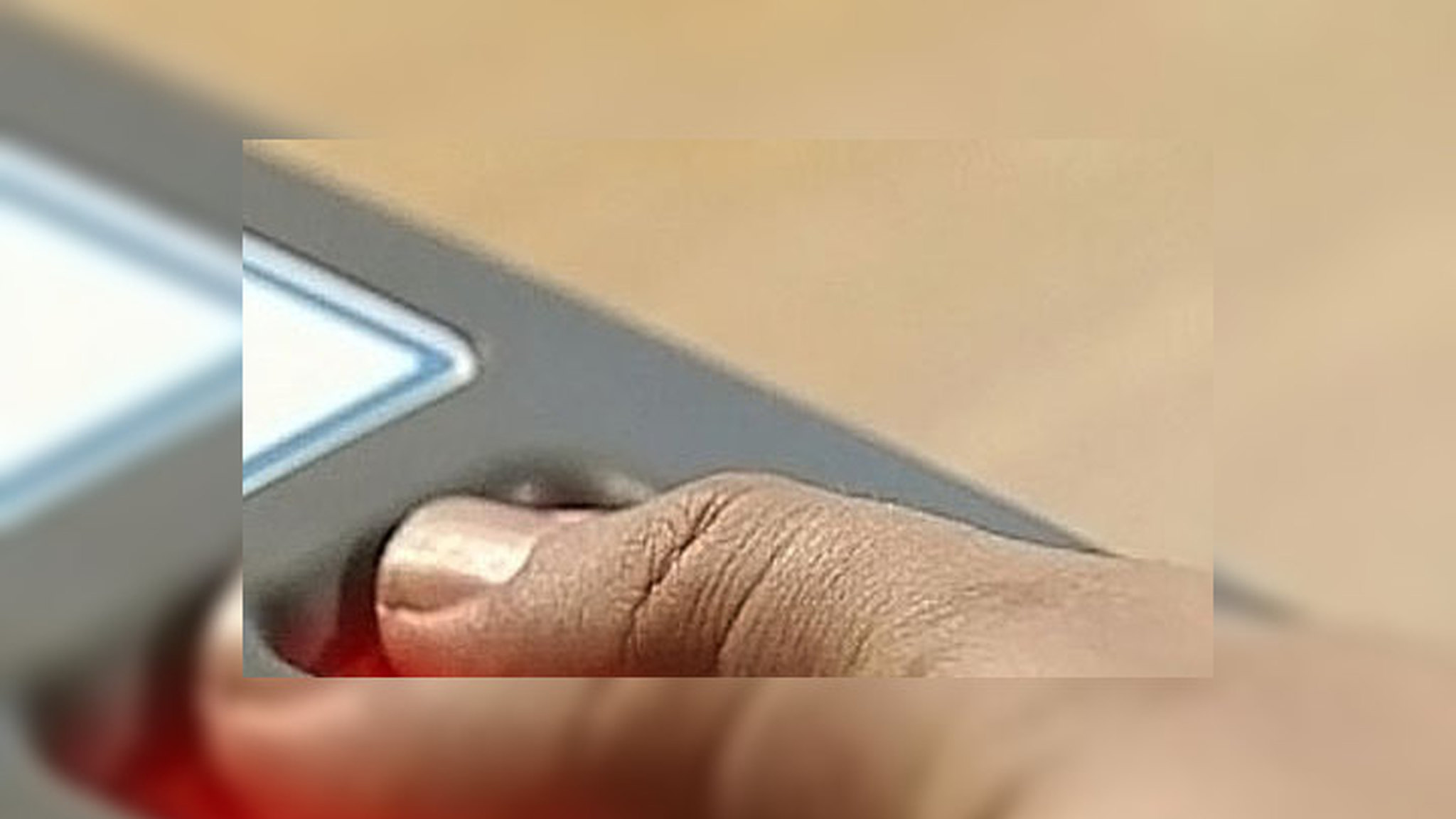 Иностранцев, прибывших в Британию, попросят приложить палец к сканеру