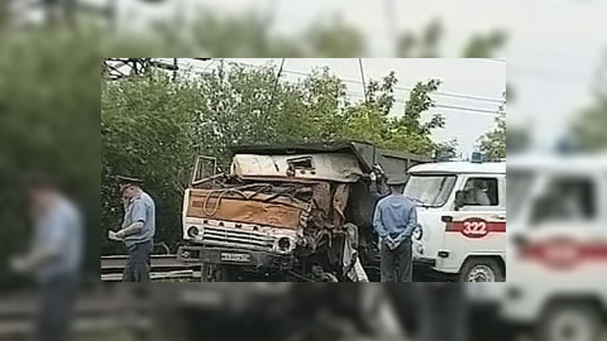 В Омске грузовик снёс автобус с детьми
