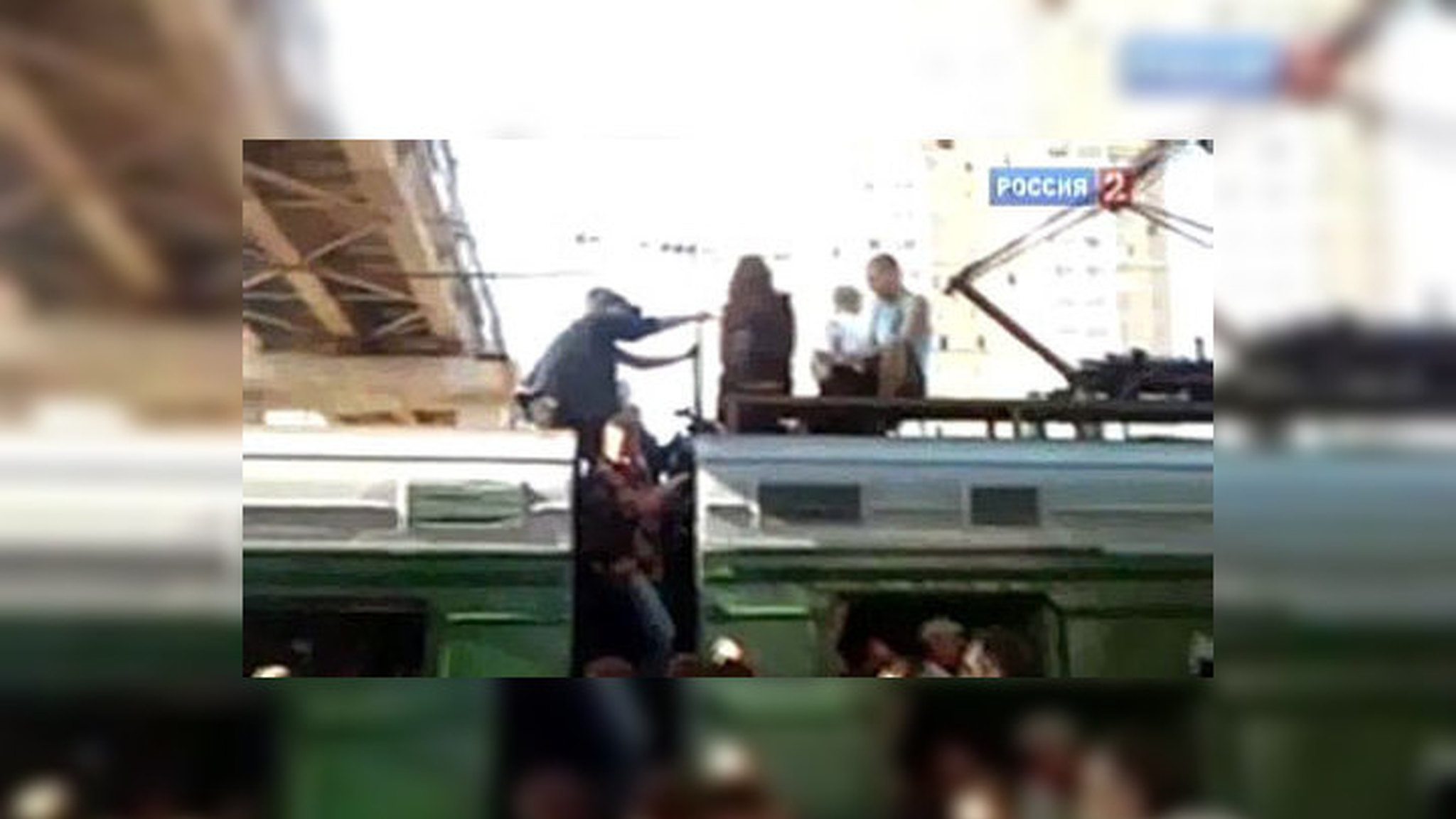 Люди добираются до Москвы на крышах поездов