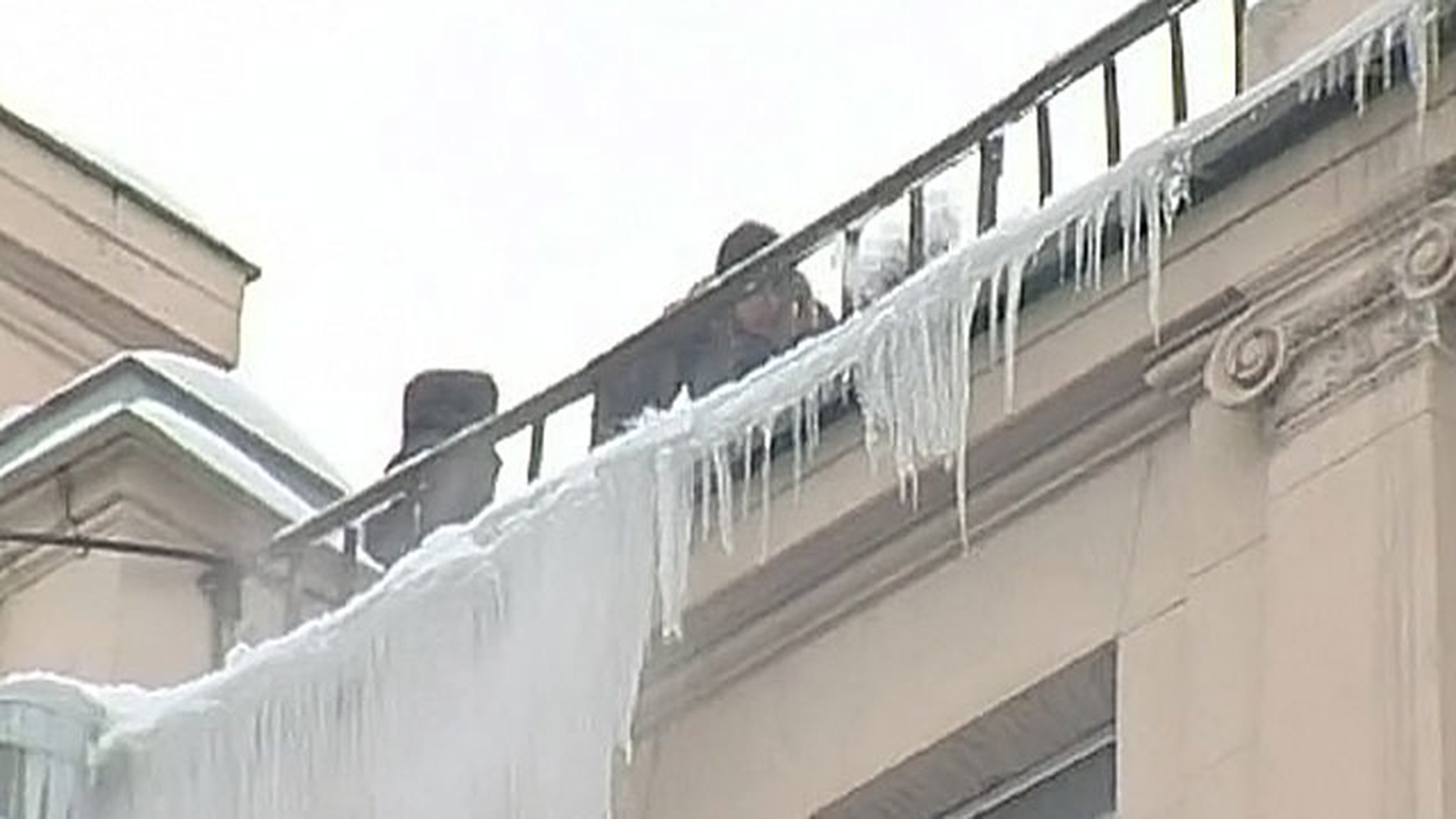 В Петербурге "дворники" в мини-юбках вышли на борьбу с сосульками