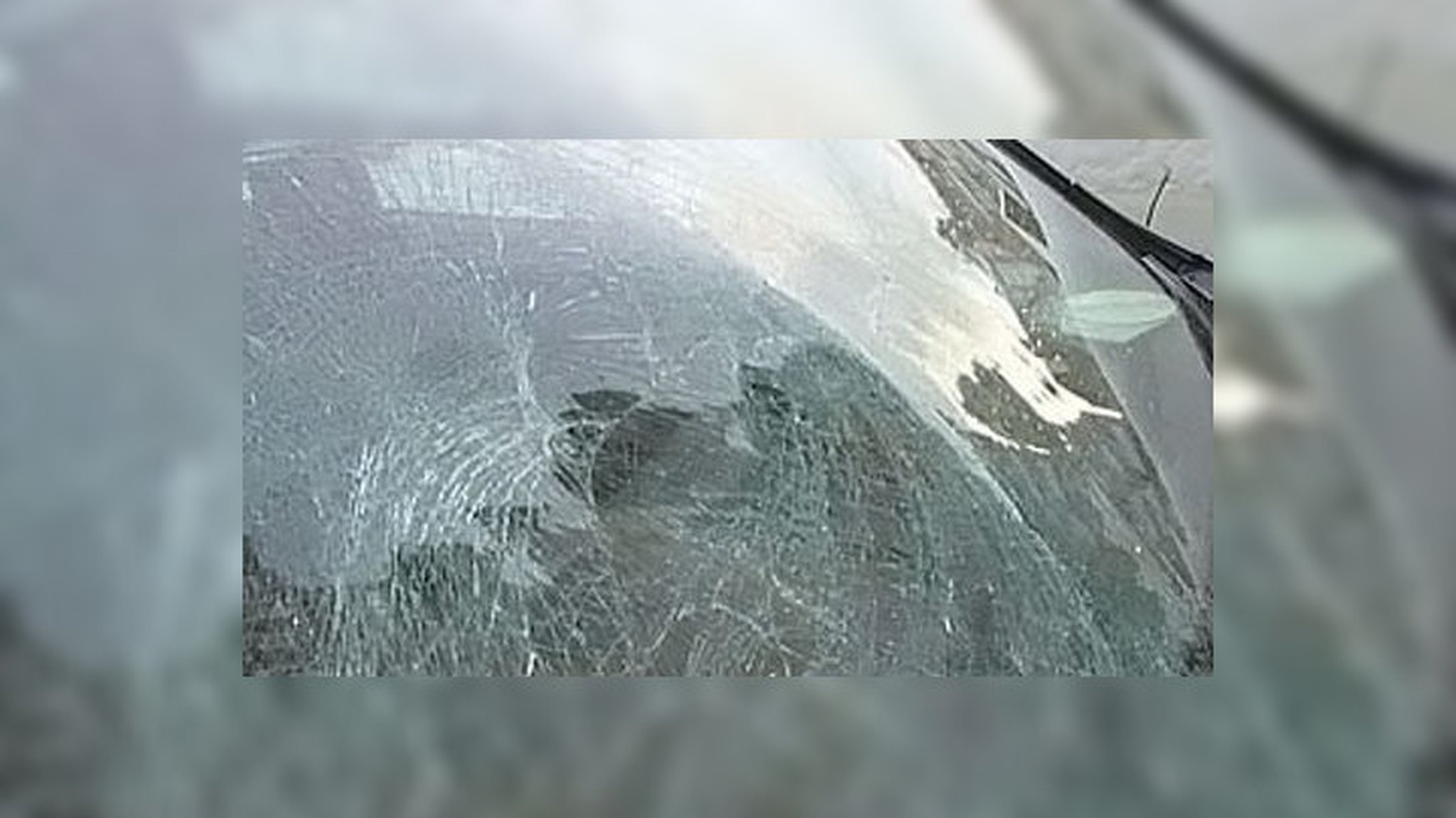 Сосульки бомбардируют столичные улицы