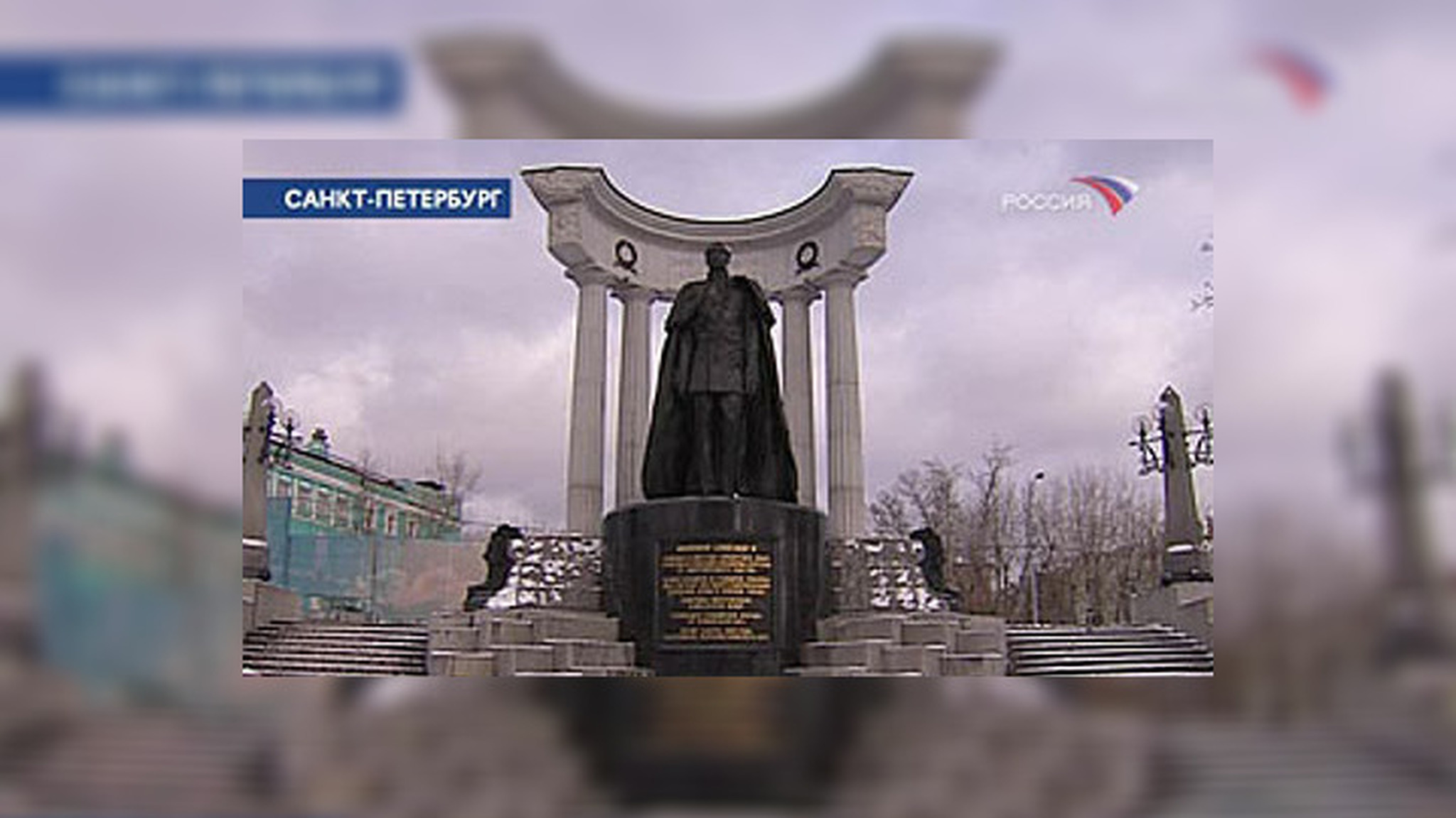 В Петербурге отмывают памятники