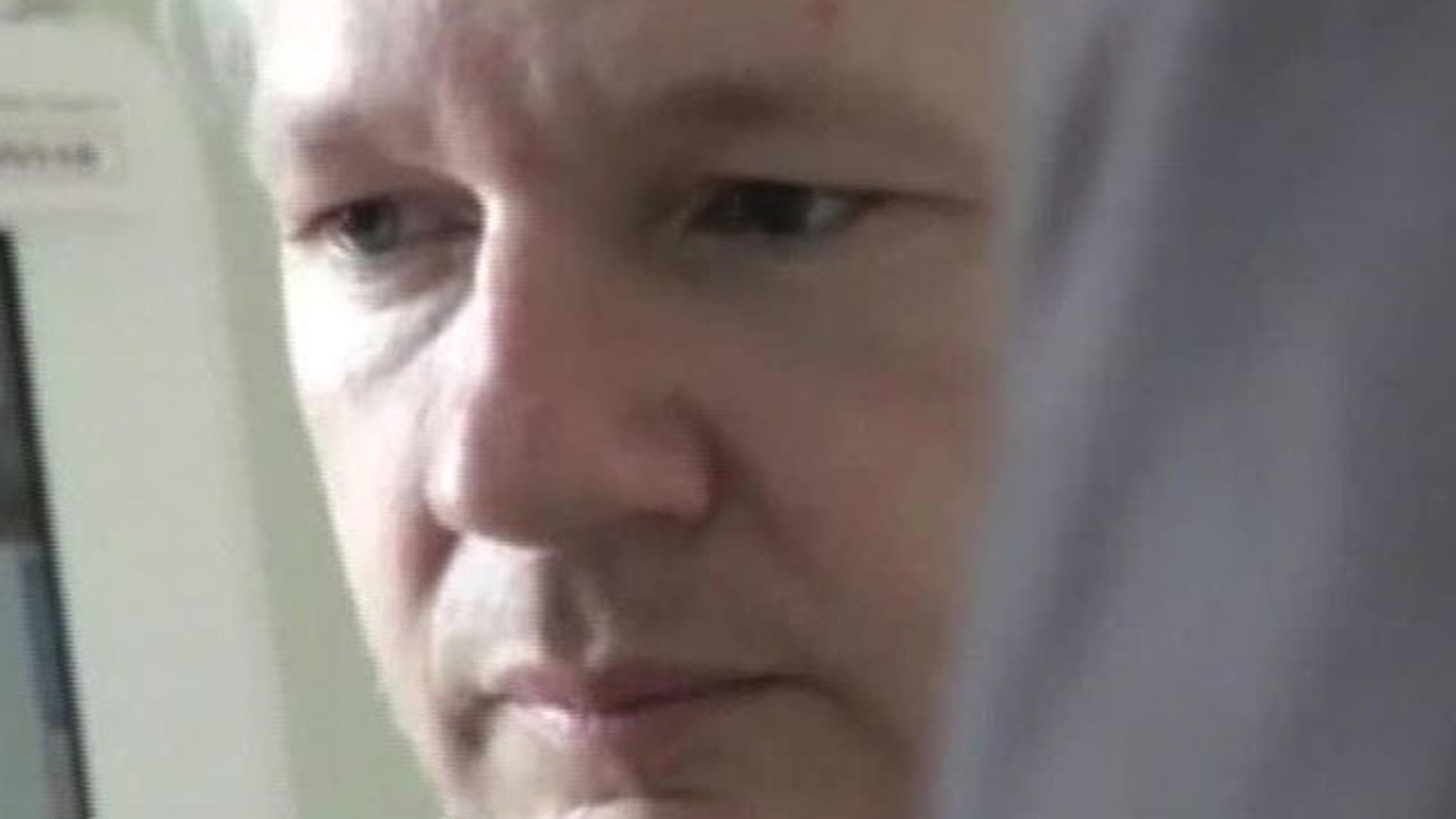 Суд не идет: один из обвинителей Ассанжа заразился коронавирусом